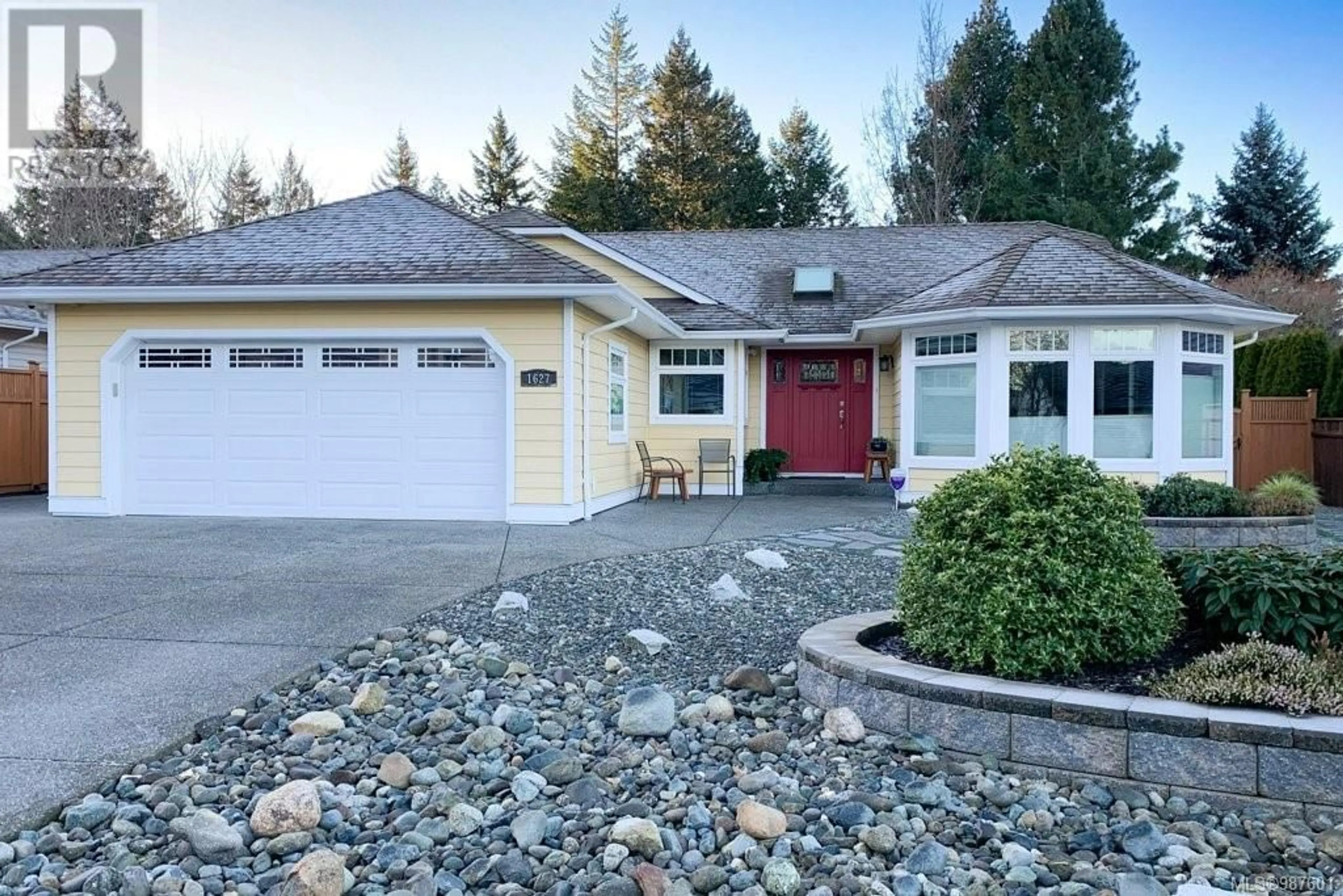 Home with vinyl exterior material, water/lake/river/ocean view for 1627 Foxxwood Dr, Comox British Columbia V9M1B3