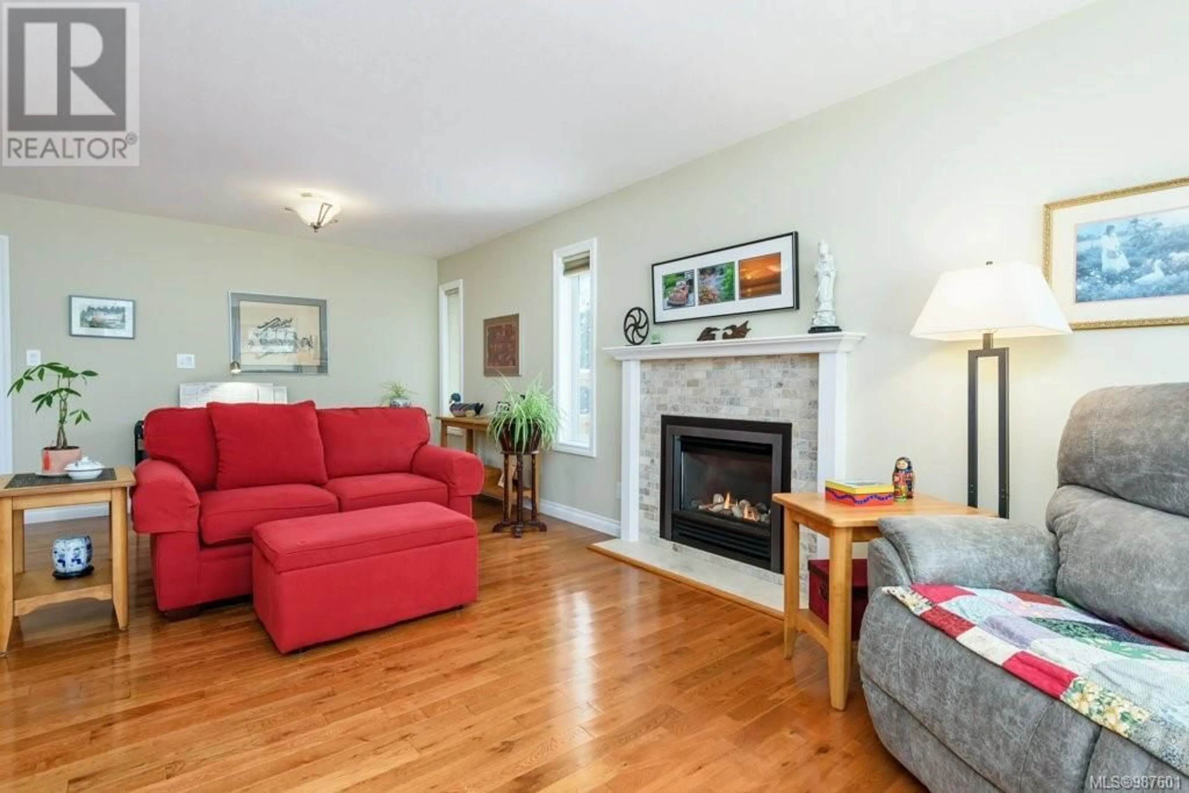 Living room with furniture, wood/laminate floor for 1627 Foxxwood Dr, Comox British Columbia V9M1B3