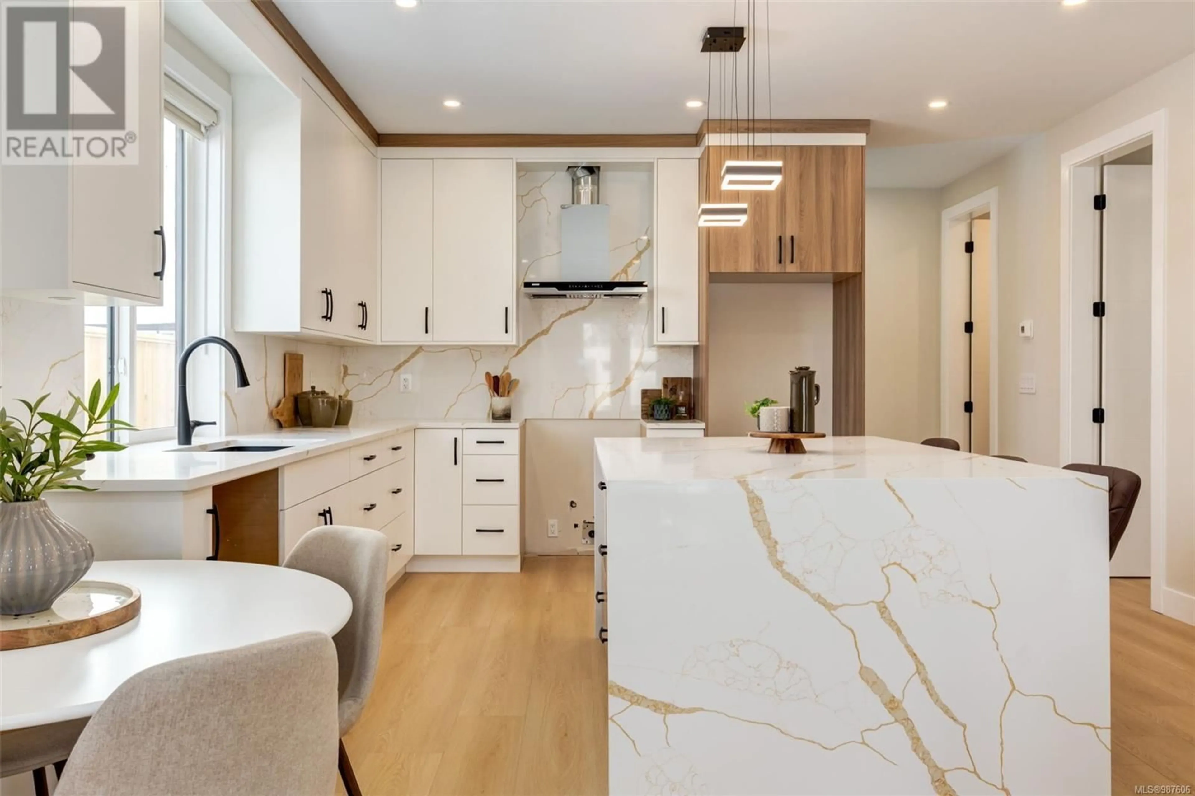 Contemporary kitchen, ceramic/tile floor for 633 BUTTONWOOD LANE, Parksville British Columbia V9P0G5