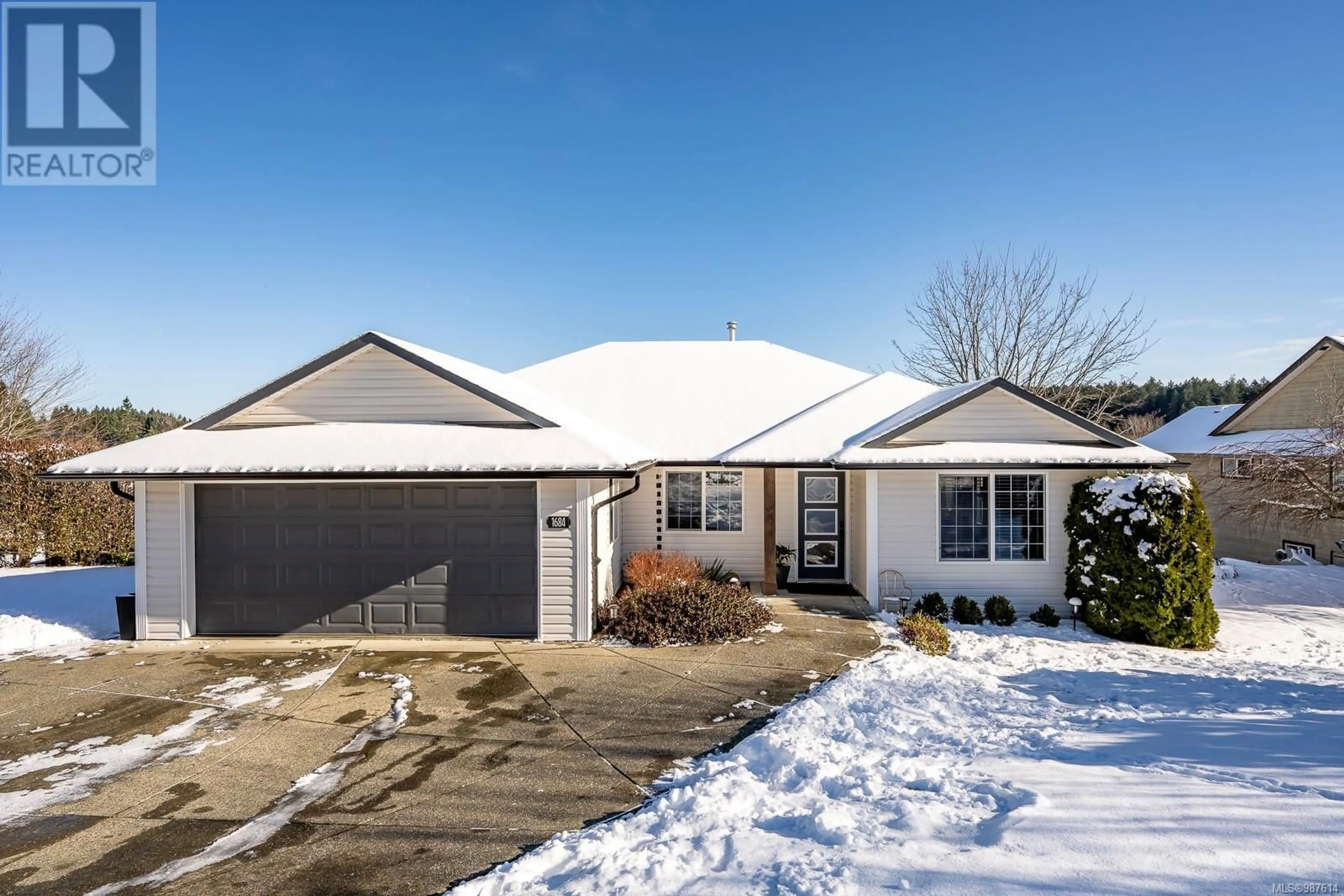 Home with vinyl exterior material, street for 1684 Swan Cres, Courtenay British Columbia V9N9A7