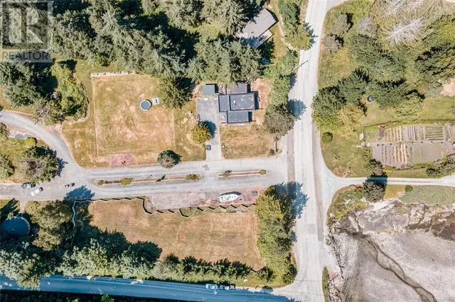 215 Easthom Rd, Gabriola Island 5