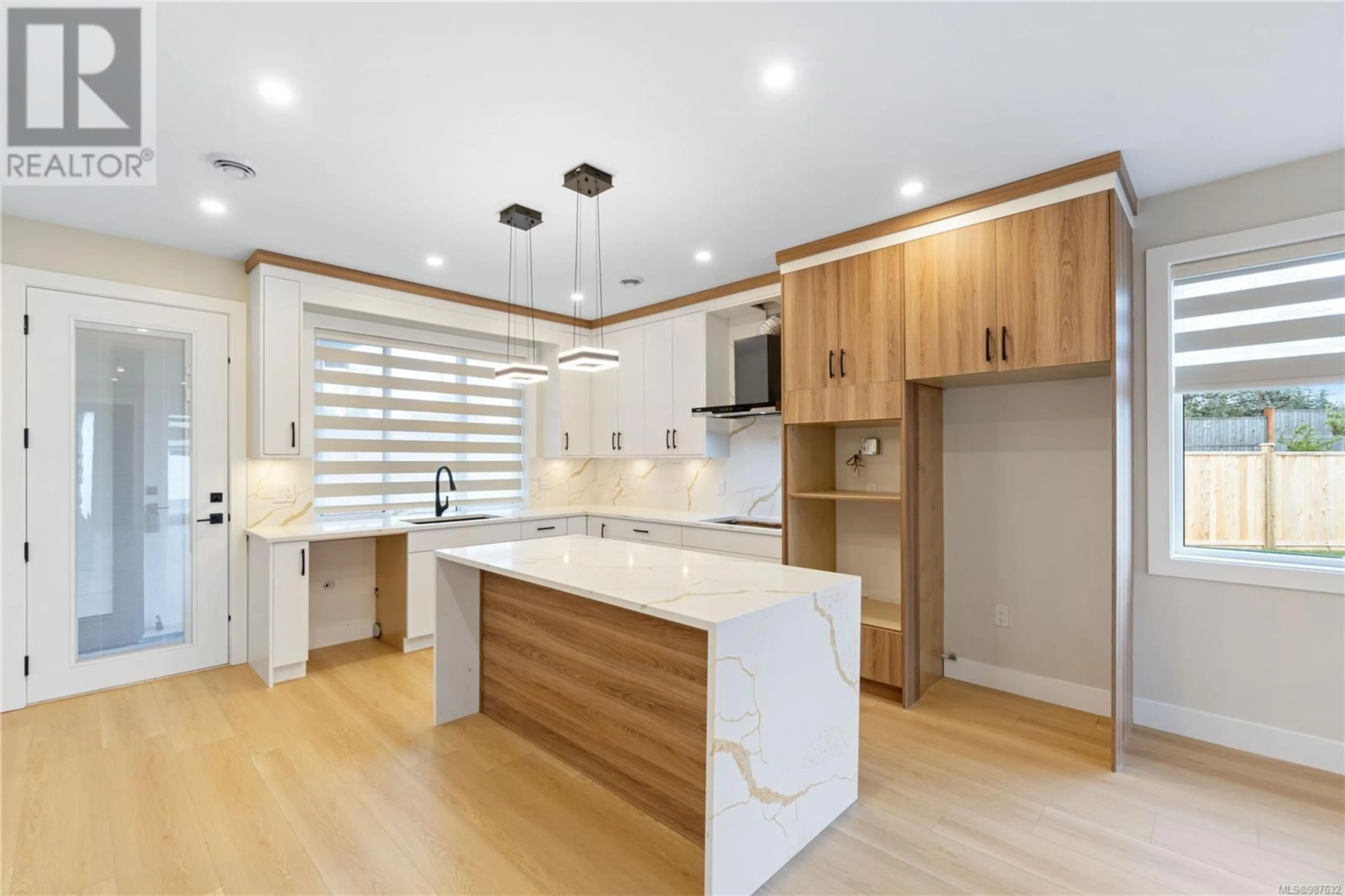 Contemporary kitchen, wood/laminate floor for 637 BUTTONWOOD LANE, Parksville British Columbia V9P0G5
