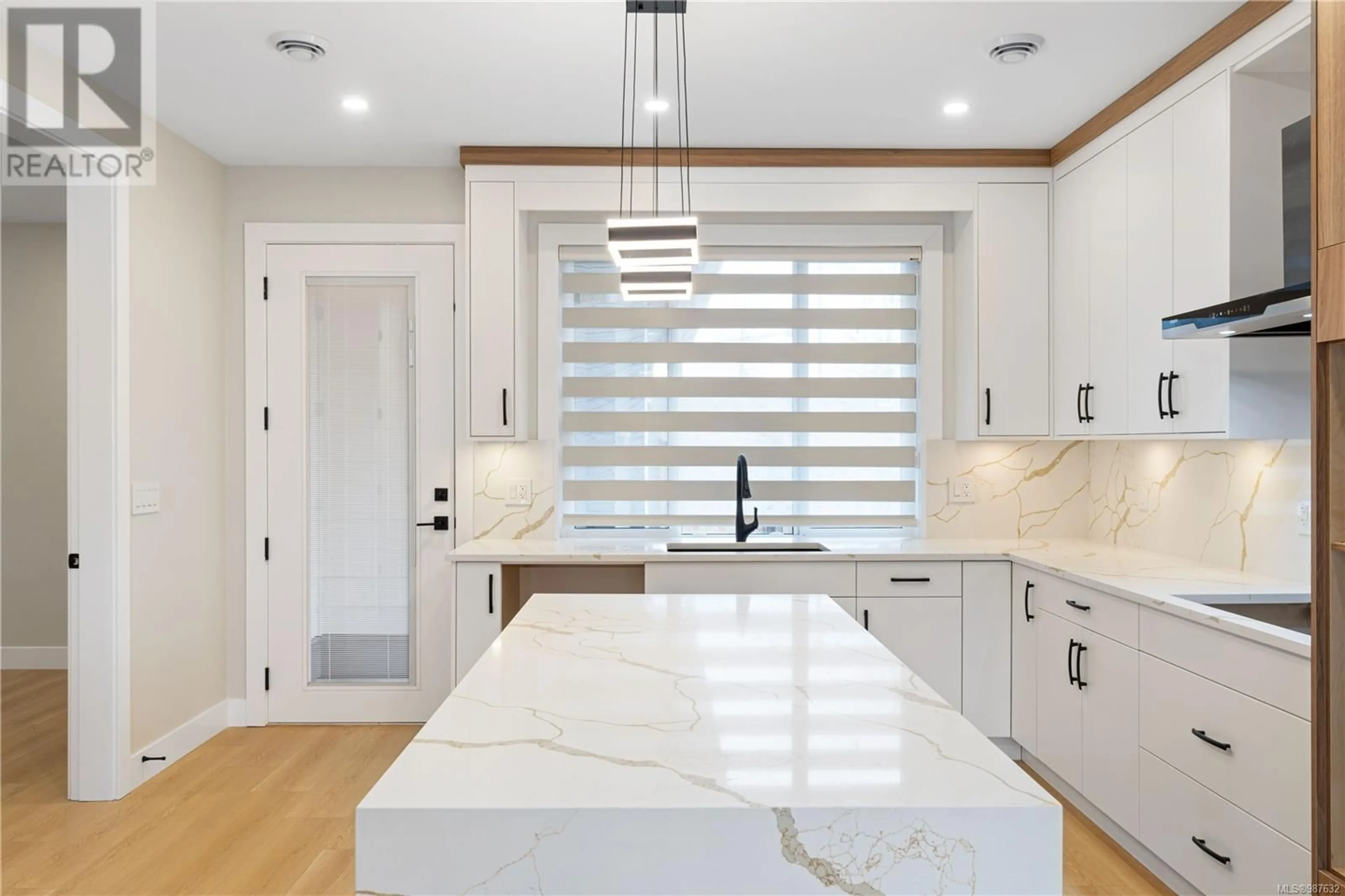 Contemporary kitchen, ceramic/tile floor for 637 BUTTONWOOD LANE, Parksville British Columbia V9P0G5