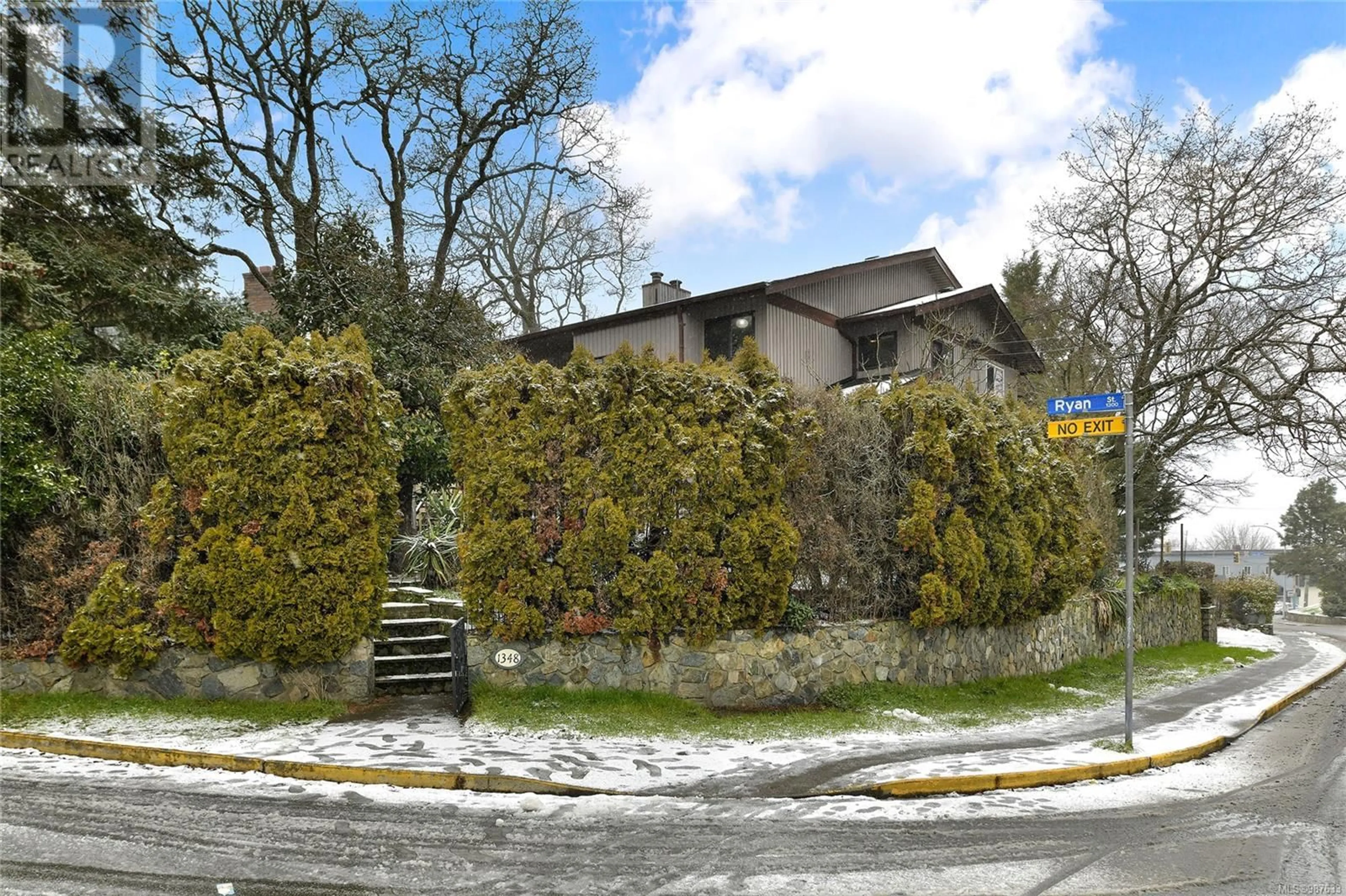 A pic from outside/outdoor area/front of a property/back of a property/a pic from drone, street for 1348 RYAN St, Victoria British Columbia V8T5A7