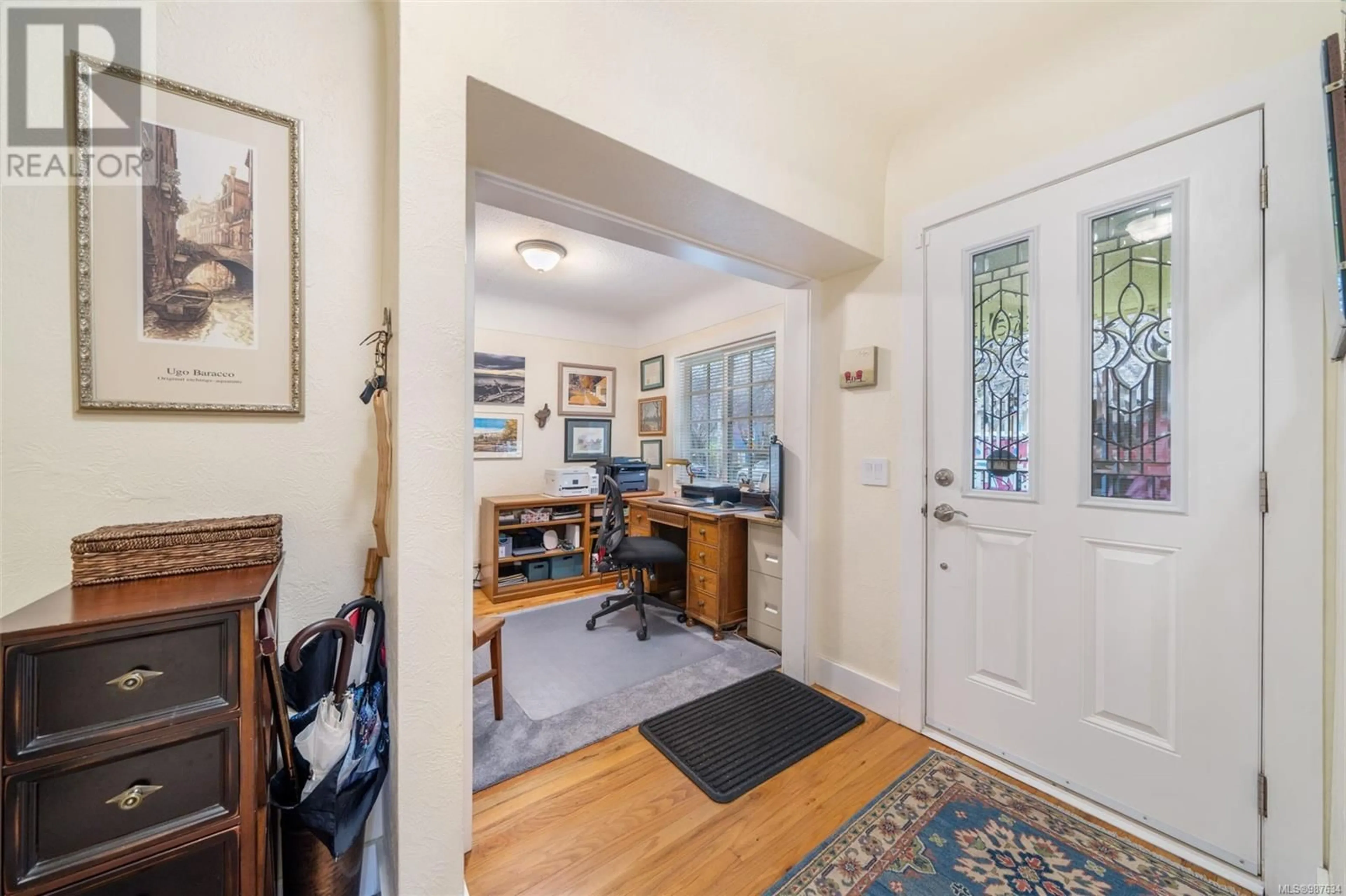 Indoor entryway for 1616 Earle St, Victoria British Columbia V8S1N5