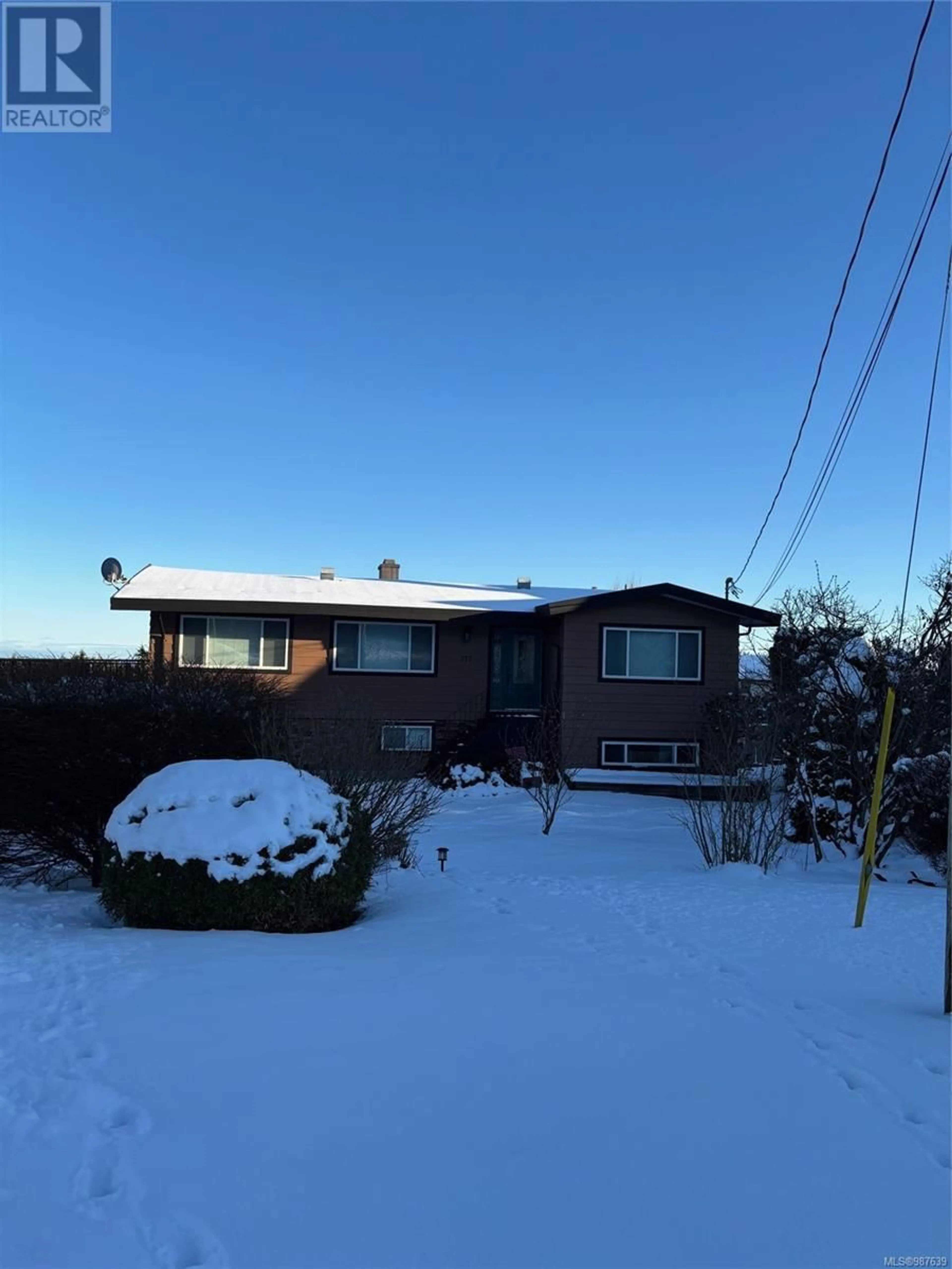 A pic from outside/outdoor area/front of a property/back of a property/a pic from drone, street for 377 Leeward Sq, Campbell River British Columbia V9W1X9