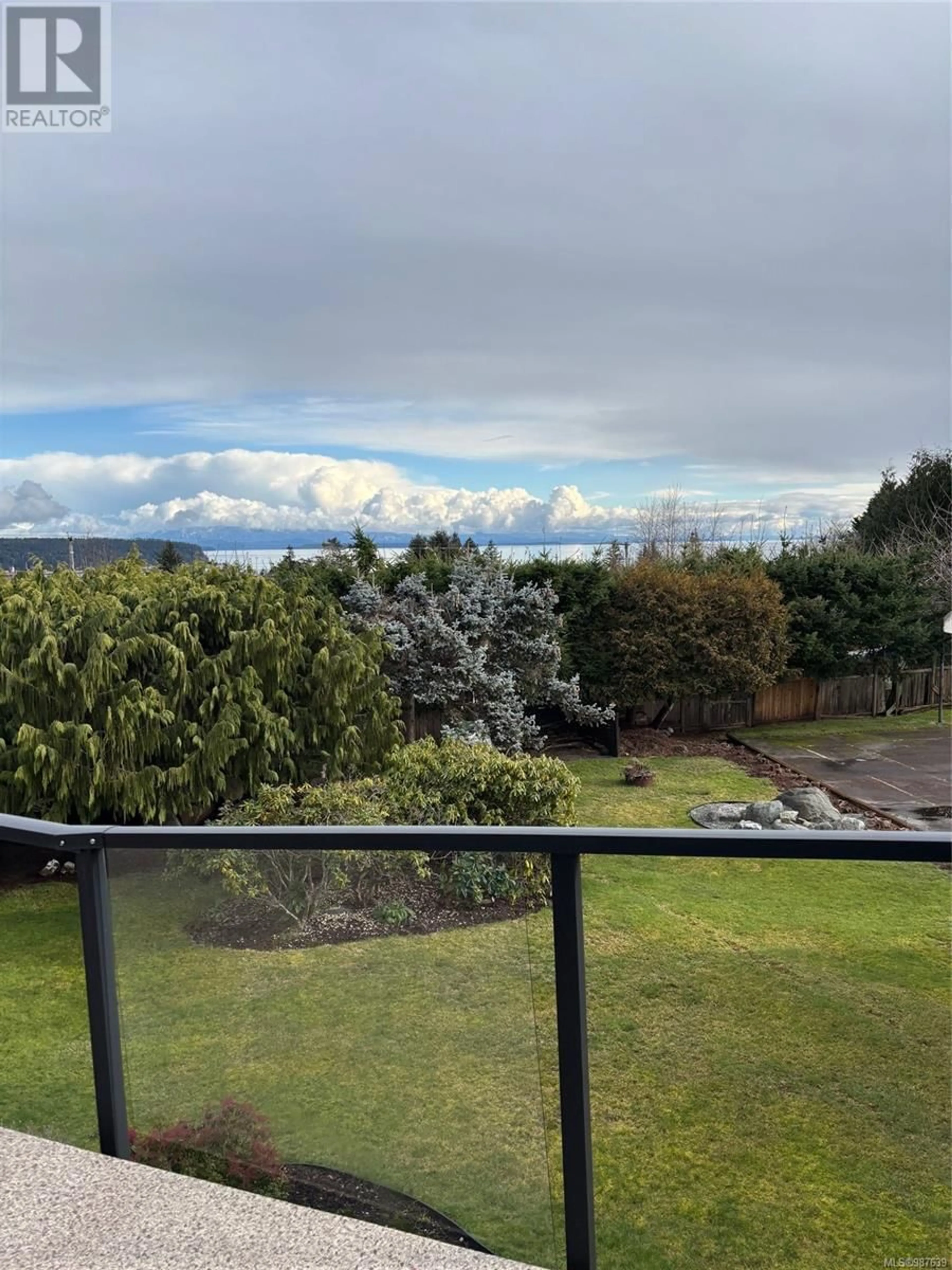 A pic from outside/outdoor area/front of a property/back of a property/a pic from drone, mountain view for 377 Leeward Sq, Campbell River British Columbia V9W1X9