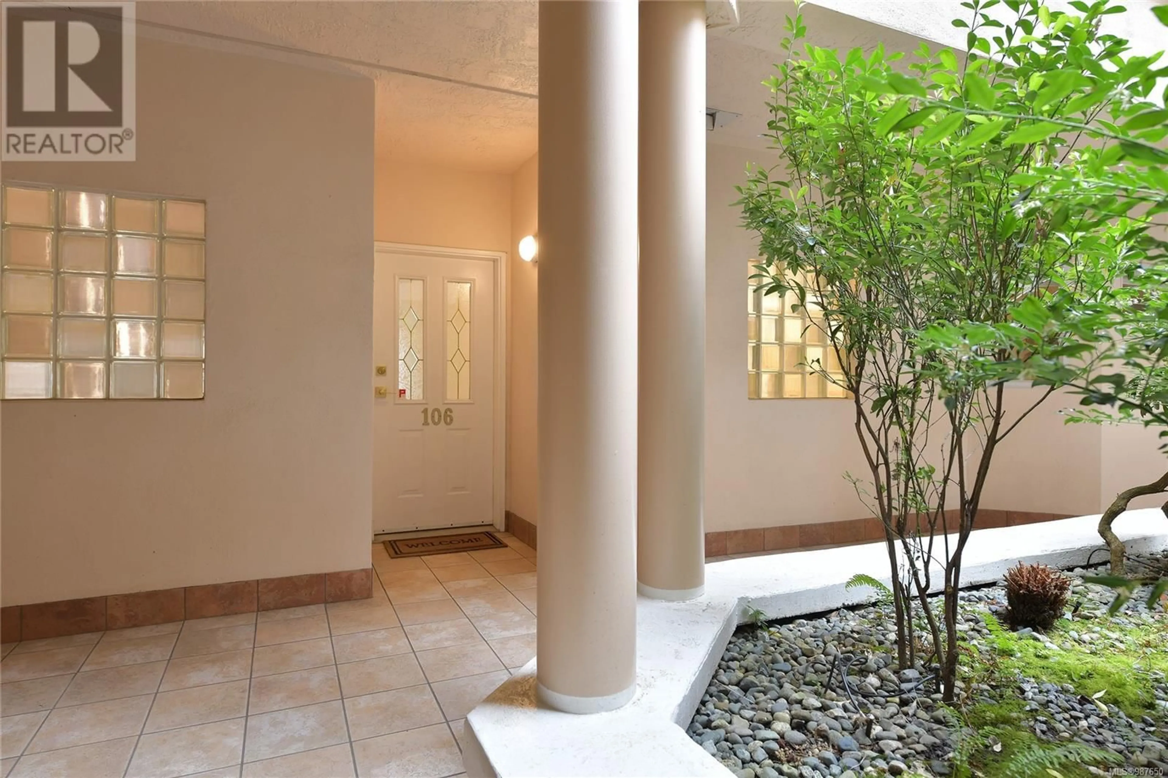 Indoor foyer for 106 65 Songhees Rd, Victoria British Columbia V9A6T3