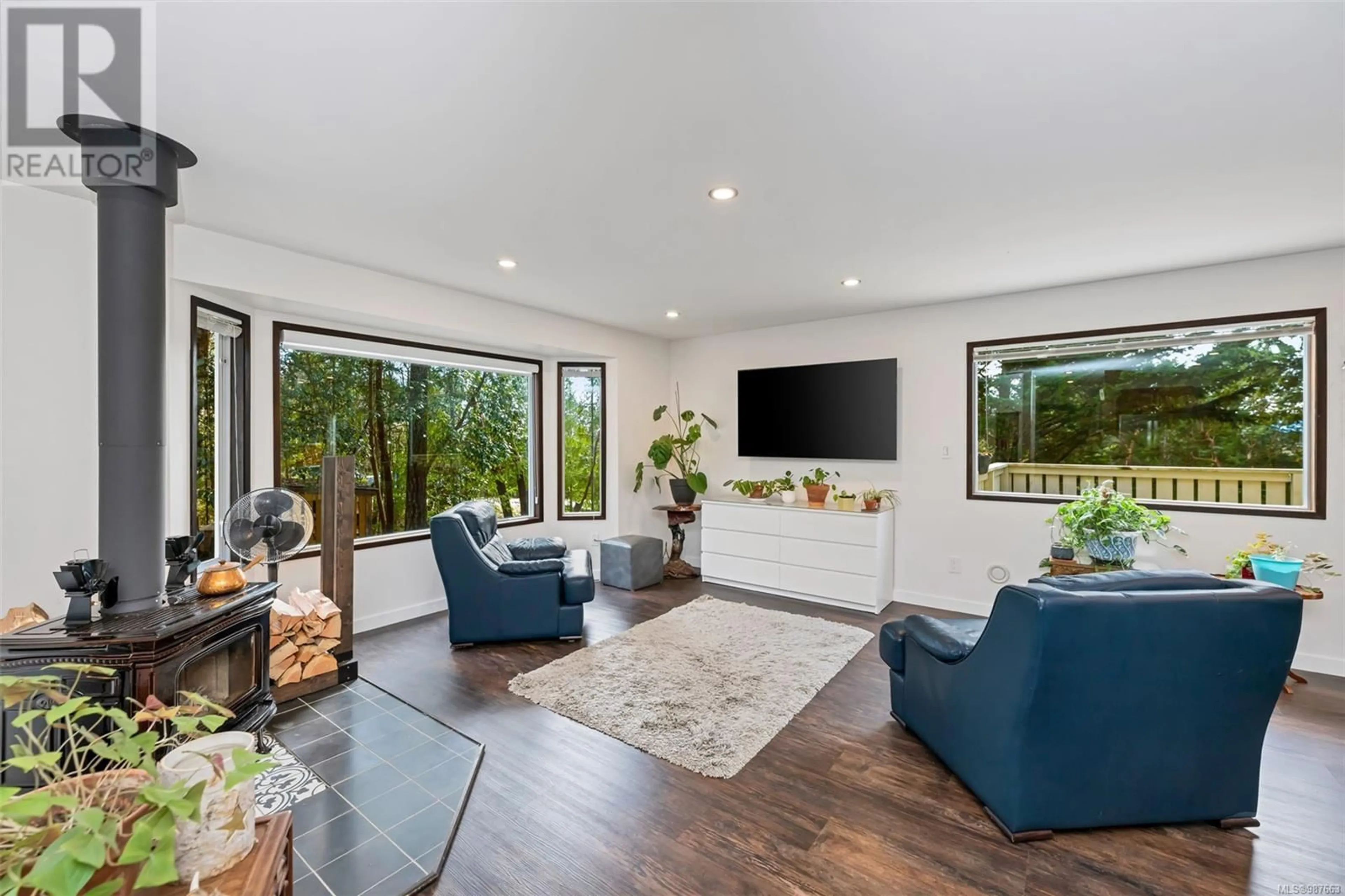 Living room with furniture, unknown for 3286 Simard Pl, Cobble Hill British Columbia V0R1L0