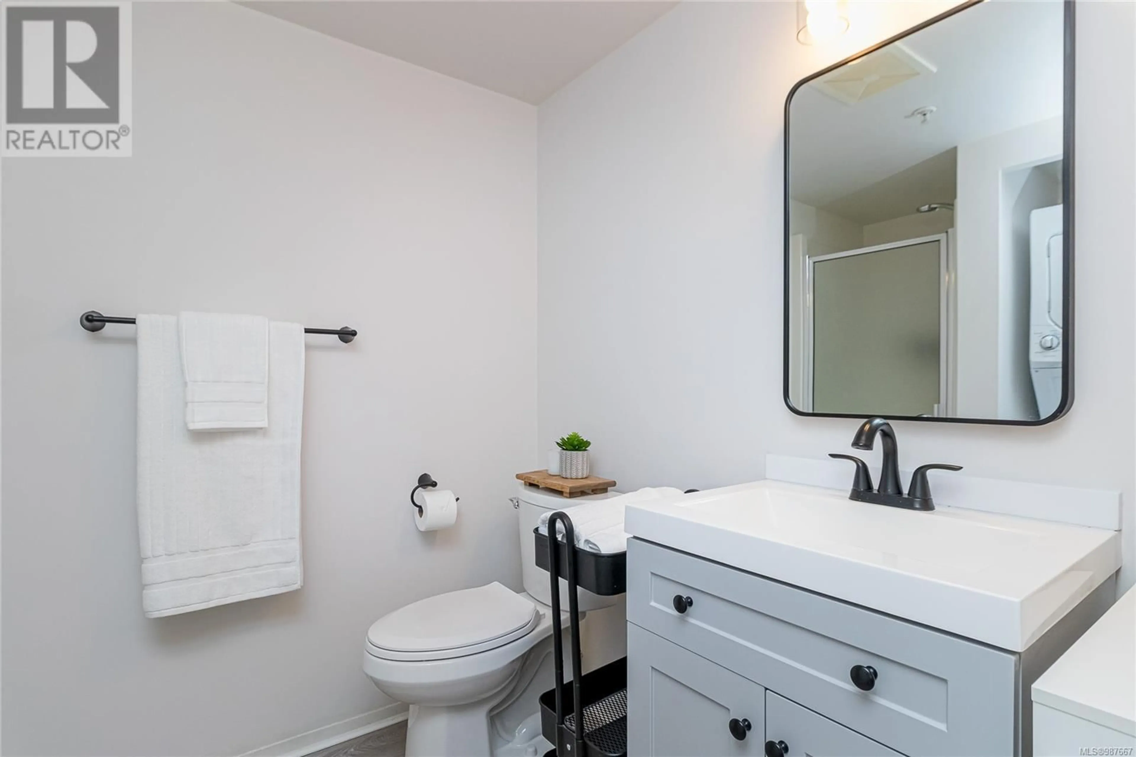 Standard bathroom, ceramic/tile floor for 303 932 Johnson St, Victoria British Columbia V8V3N4