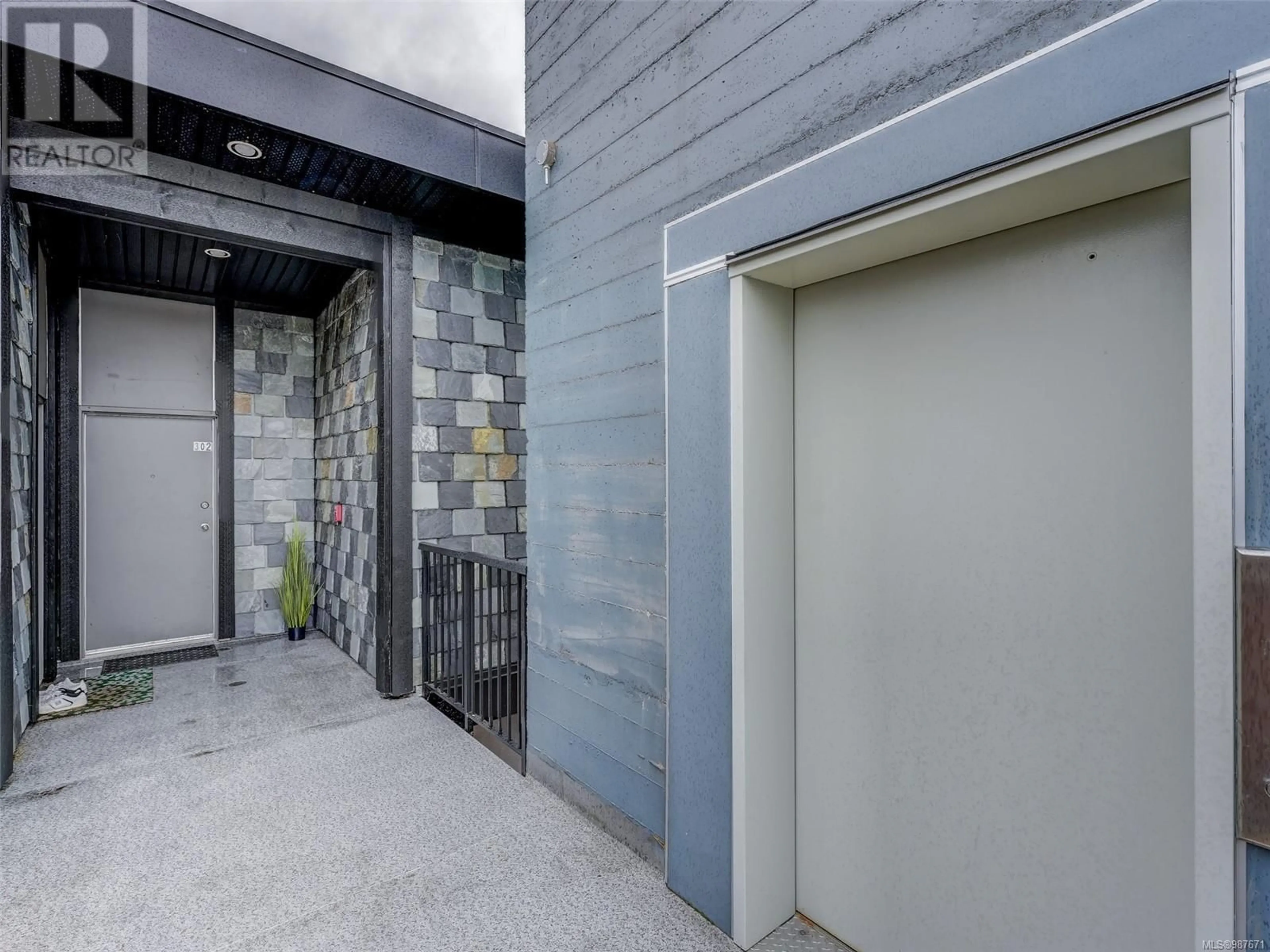 Indoor entryway for 302 6981 East Saanich Rd, Central Saanich British Columbia V8Z5Z2