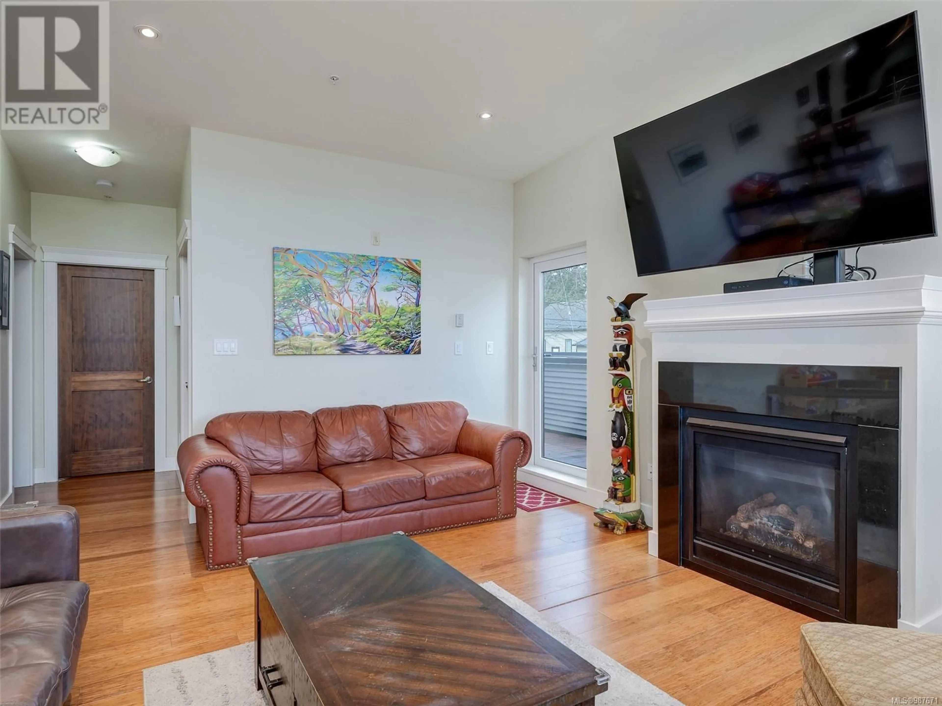 Living room with furniture, wood/laminate floor for 302 6981 East Saanich Rd, Central Saanich British Columbia V8Z5Z2