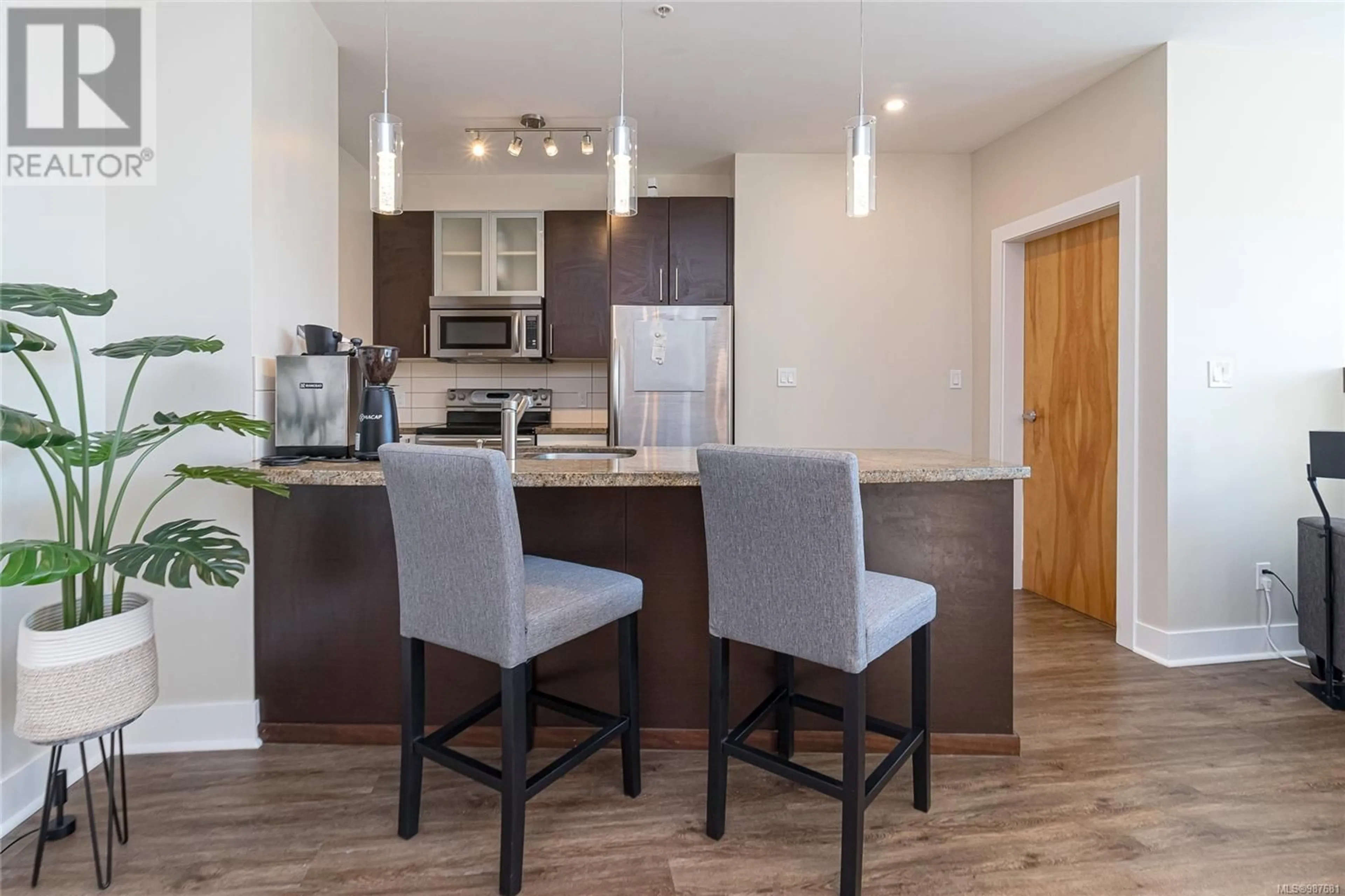 Open concept kitchen, wood/laminate floor for 516 2745 Veterans Memorial Pkwy, Langford British Columbia V9B0H4