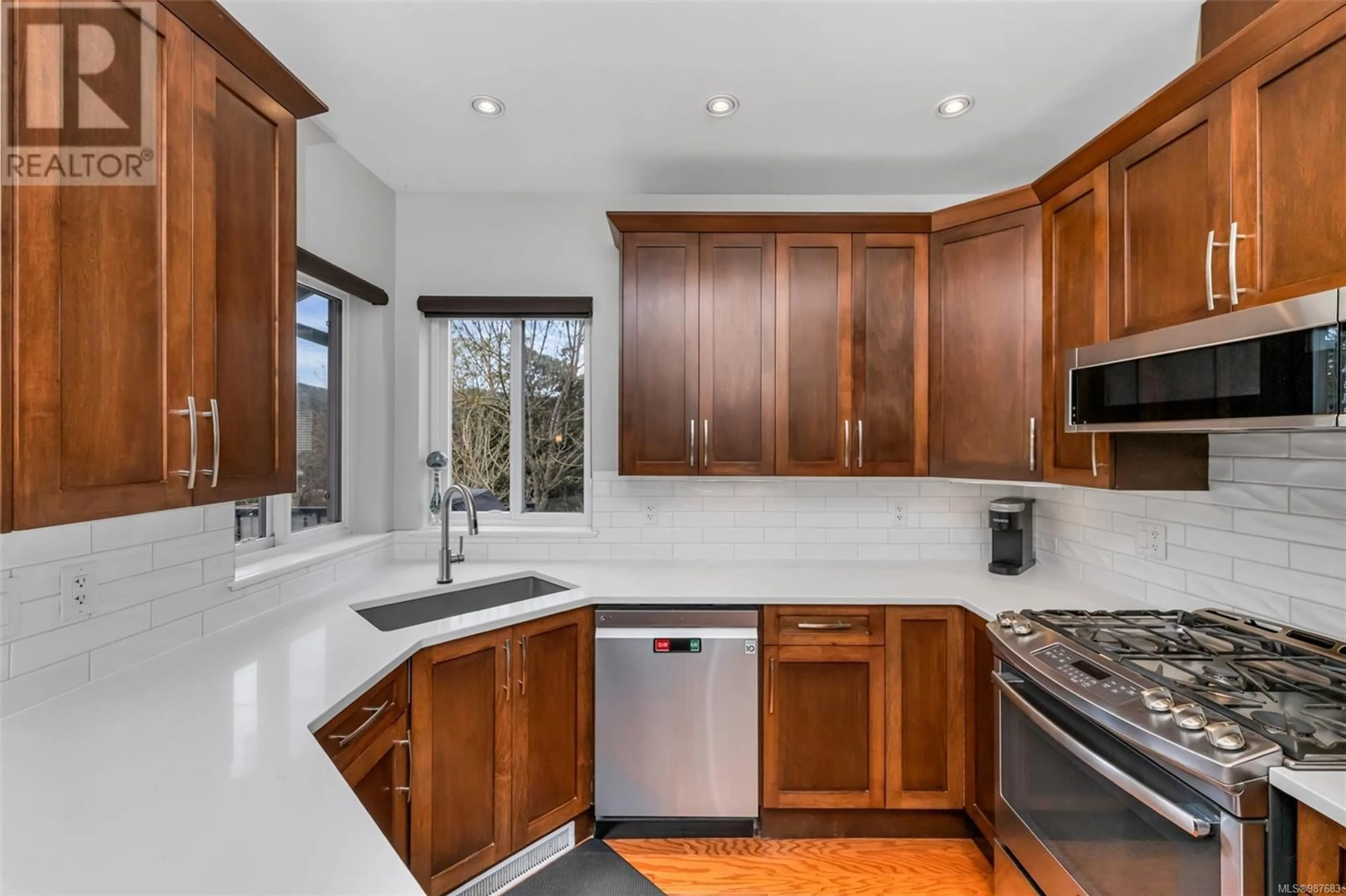 Standard kitchen, ceramic/tile floor for 983 Alumroot Close, Langford British Columbia V9C4M8