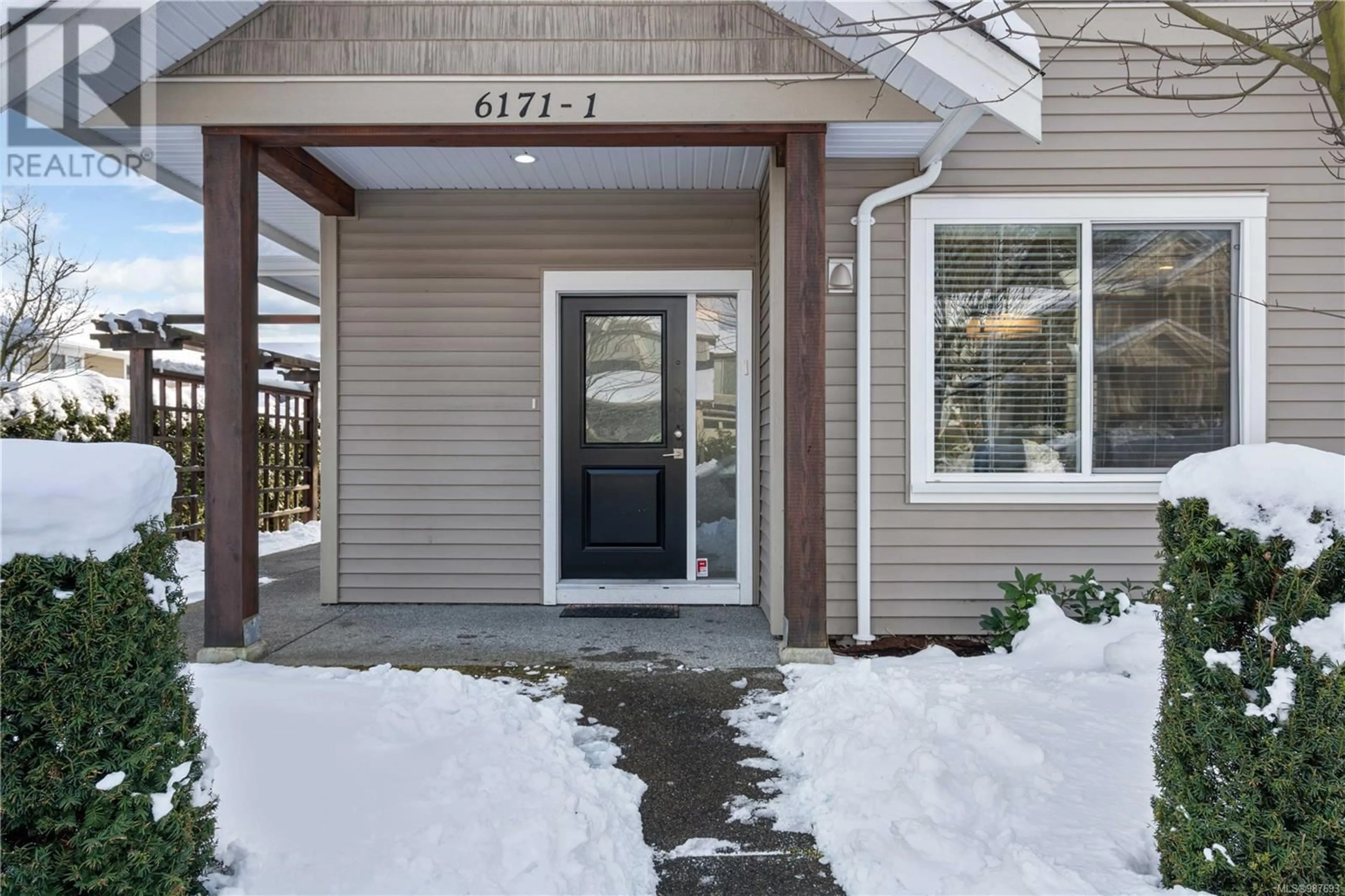 Indoor entryway for 1 6171 Nitinat Way, Nanaimo British Columbia V9V1R8