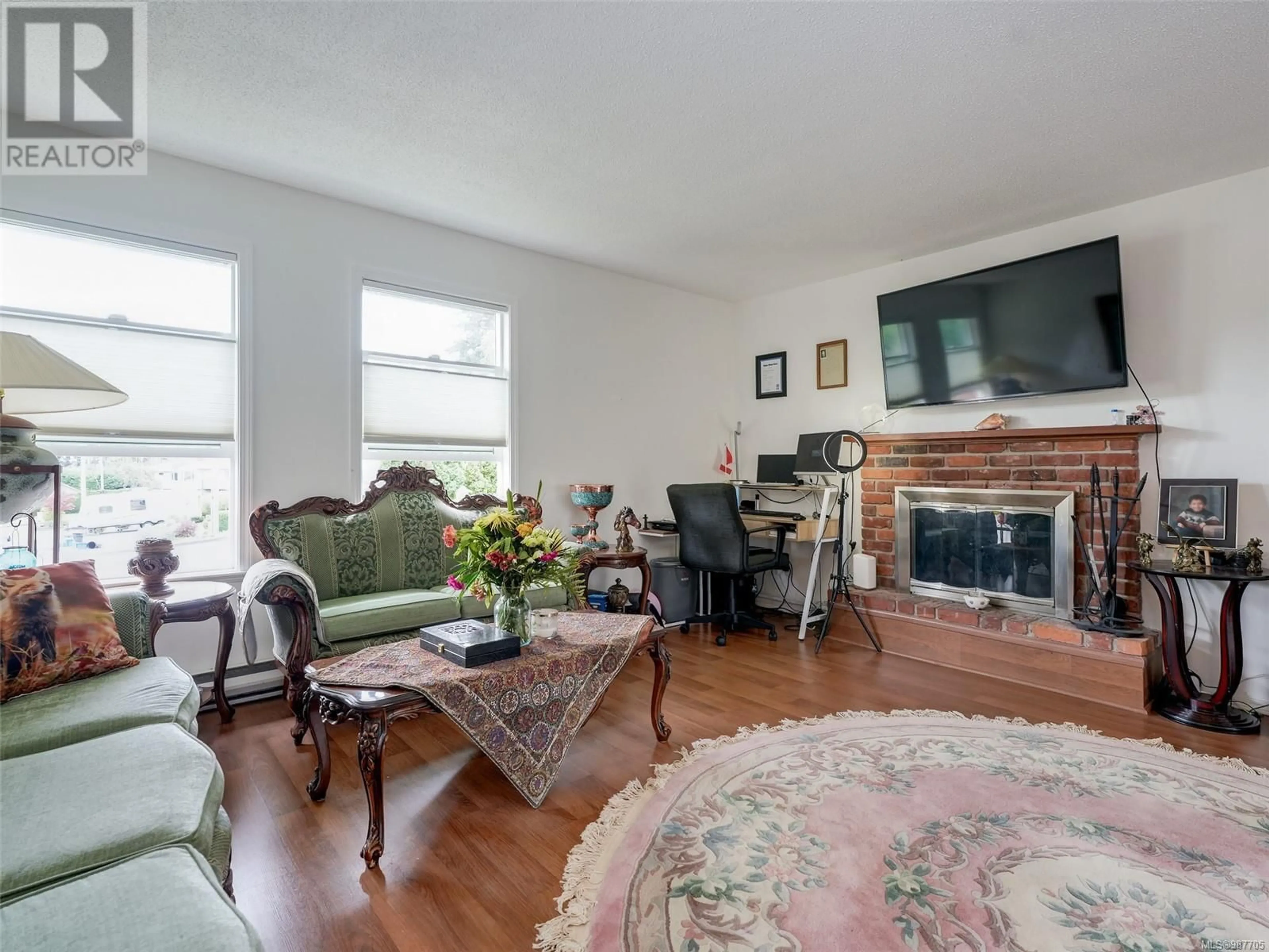 Living room with furniture, wood/laminate floor for 524 Stornoway Dr, Colwood British Columbia V9C2R4