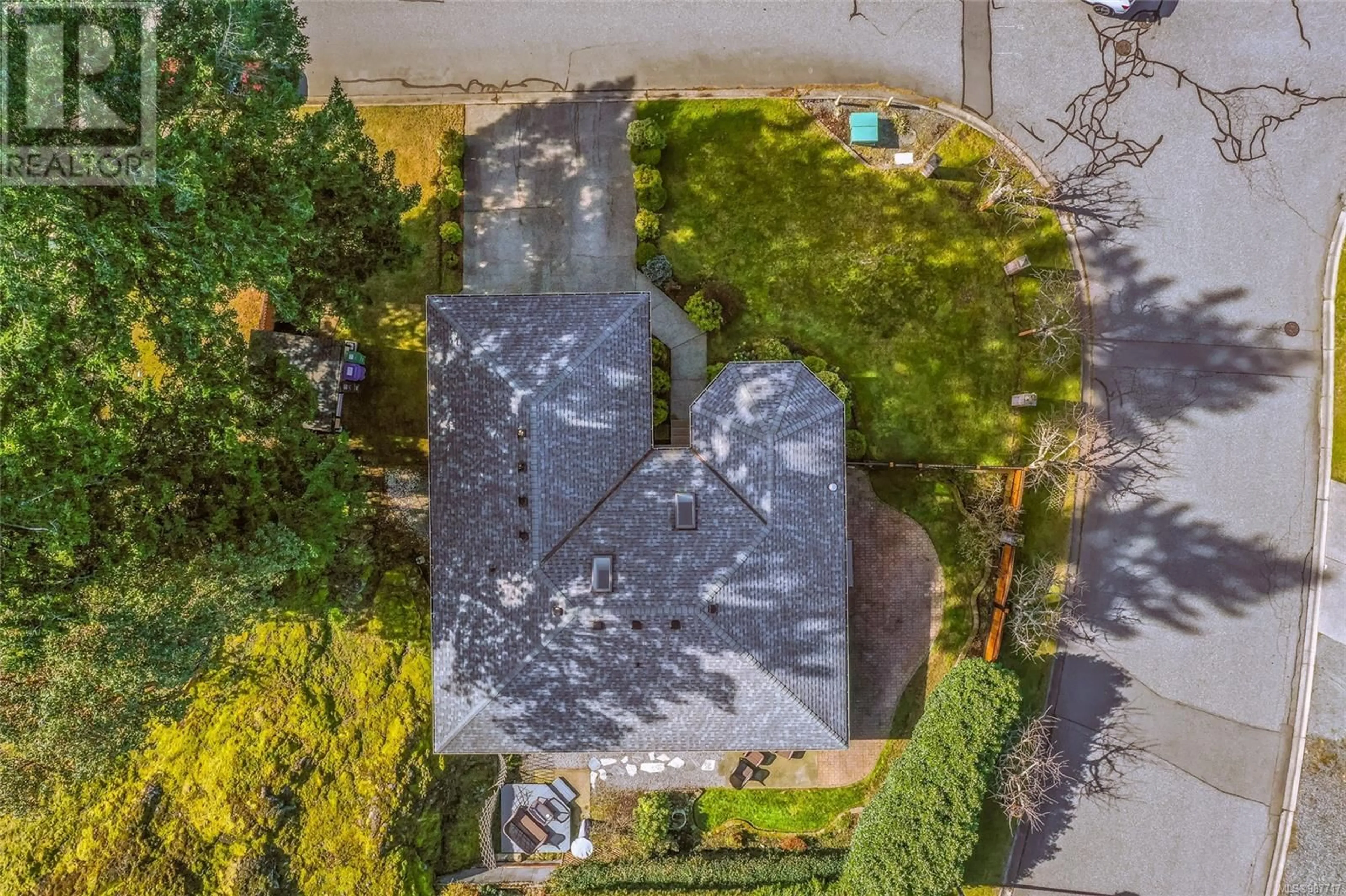 A pic from outside/outdoor area/front of a property/back of a property/a pic from drone, street for 419 Nottingham Dr, Nanaimo British Columbia V9T4T1