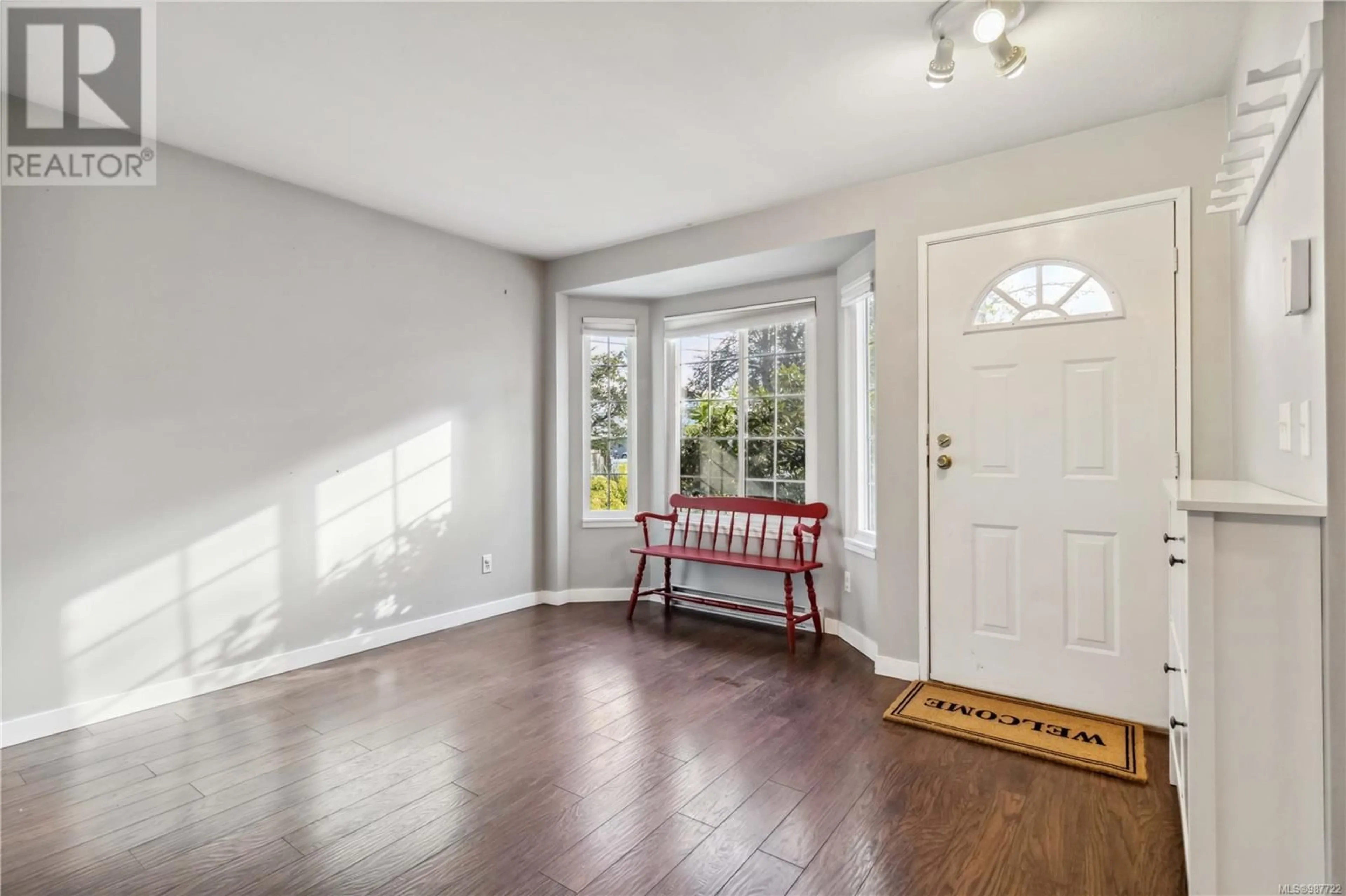 Indoor entryway for 13 3993 Columbine Way, Saanich British Columbia V8Z6Z3