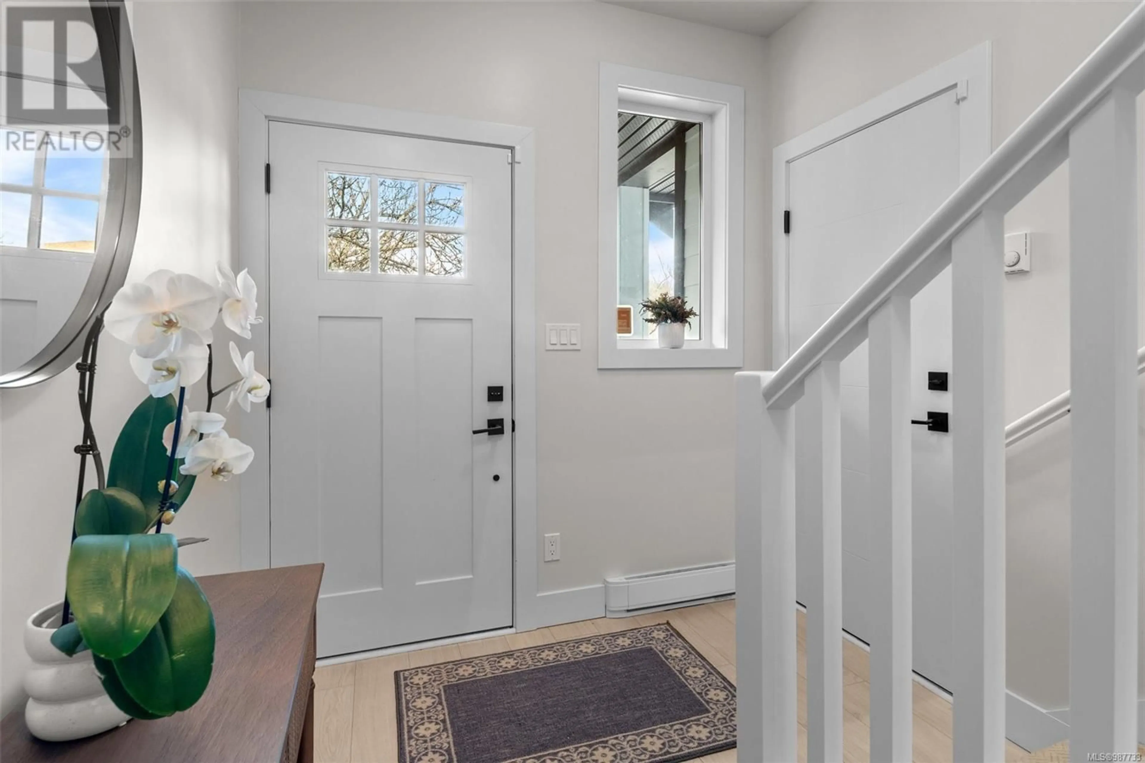 Indoor entryway for 1509 San Juan Ave, Saanich British Columbia V8N2L4