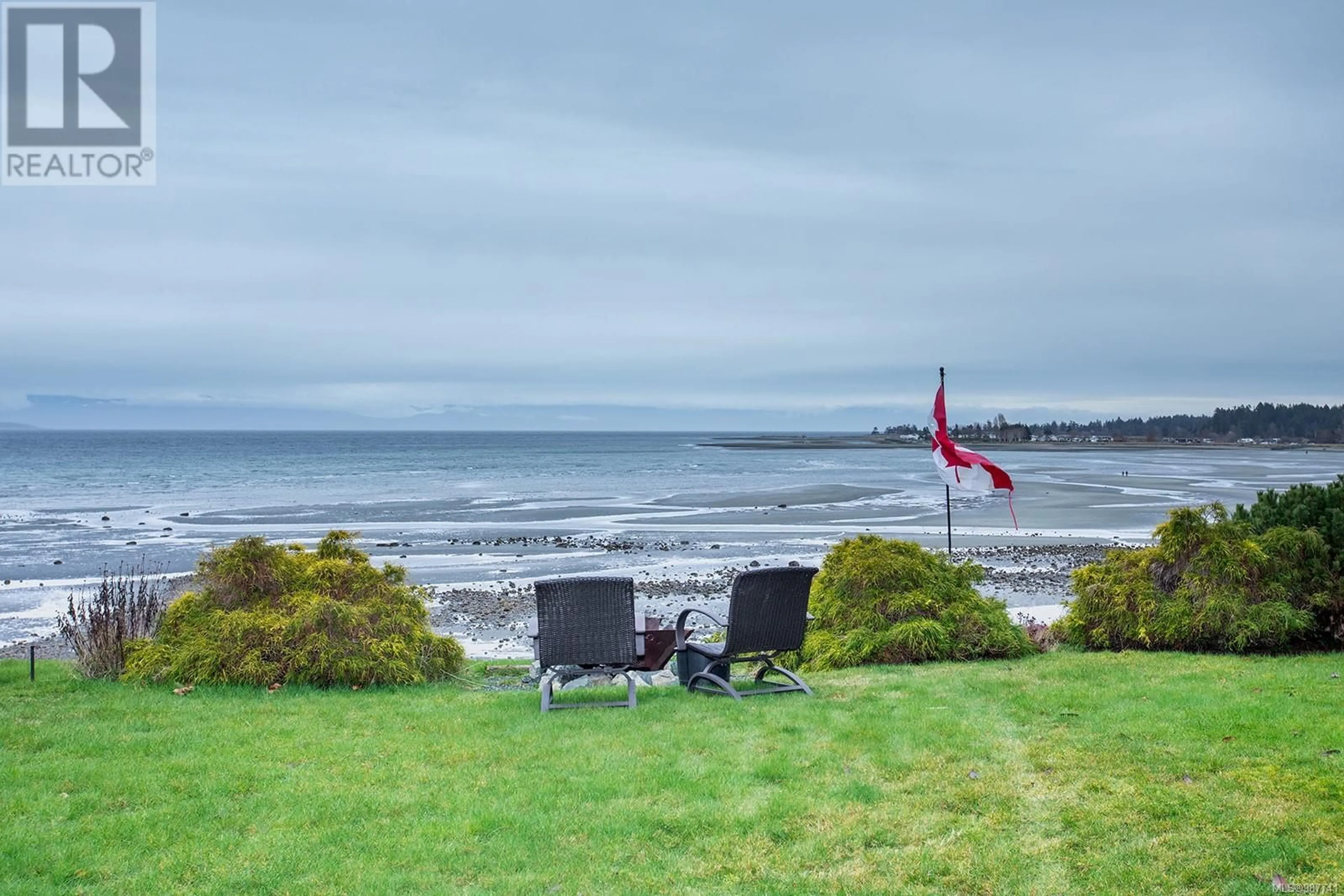 Patio, water/lake/river/ocean view for 391 Bay Ave, Parksville British Columbia V9P1E1