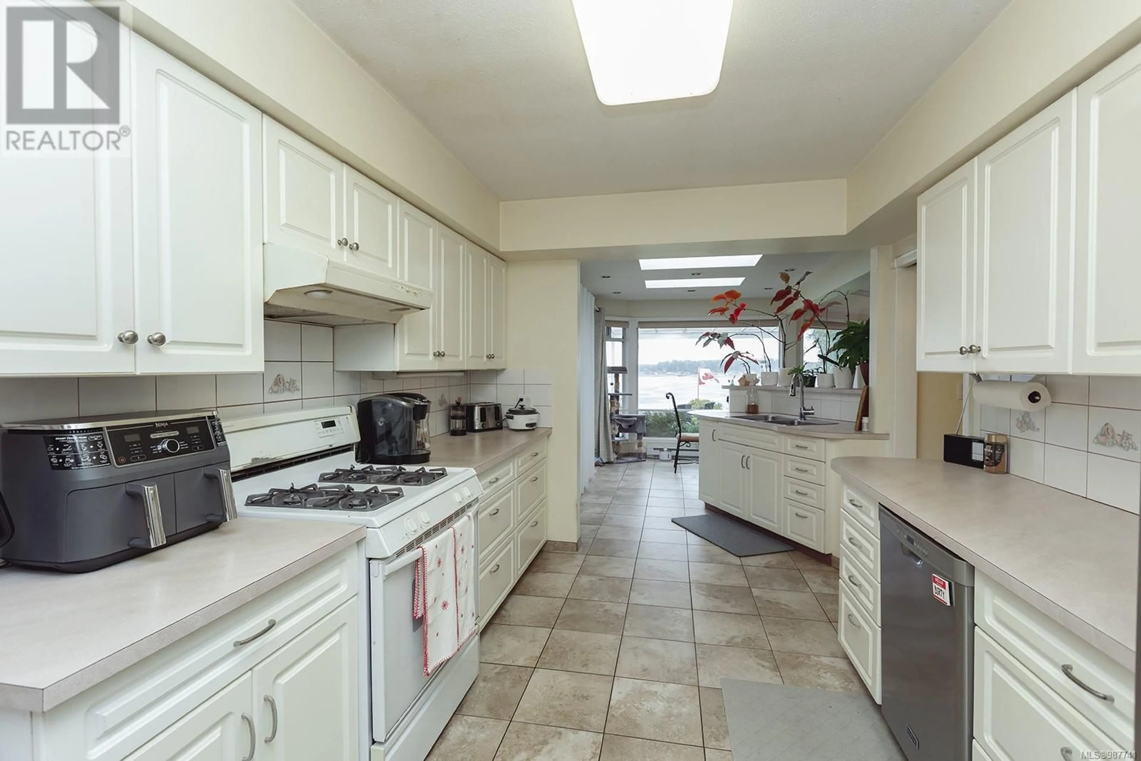 Standard kitchen, ceramic/tile floor for 391 Bay Ave, Parksville British Columbia V9P1E1