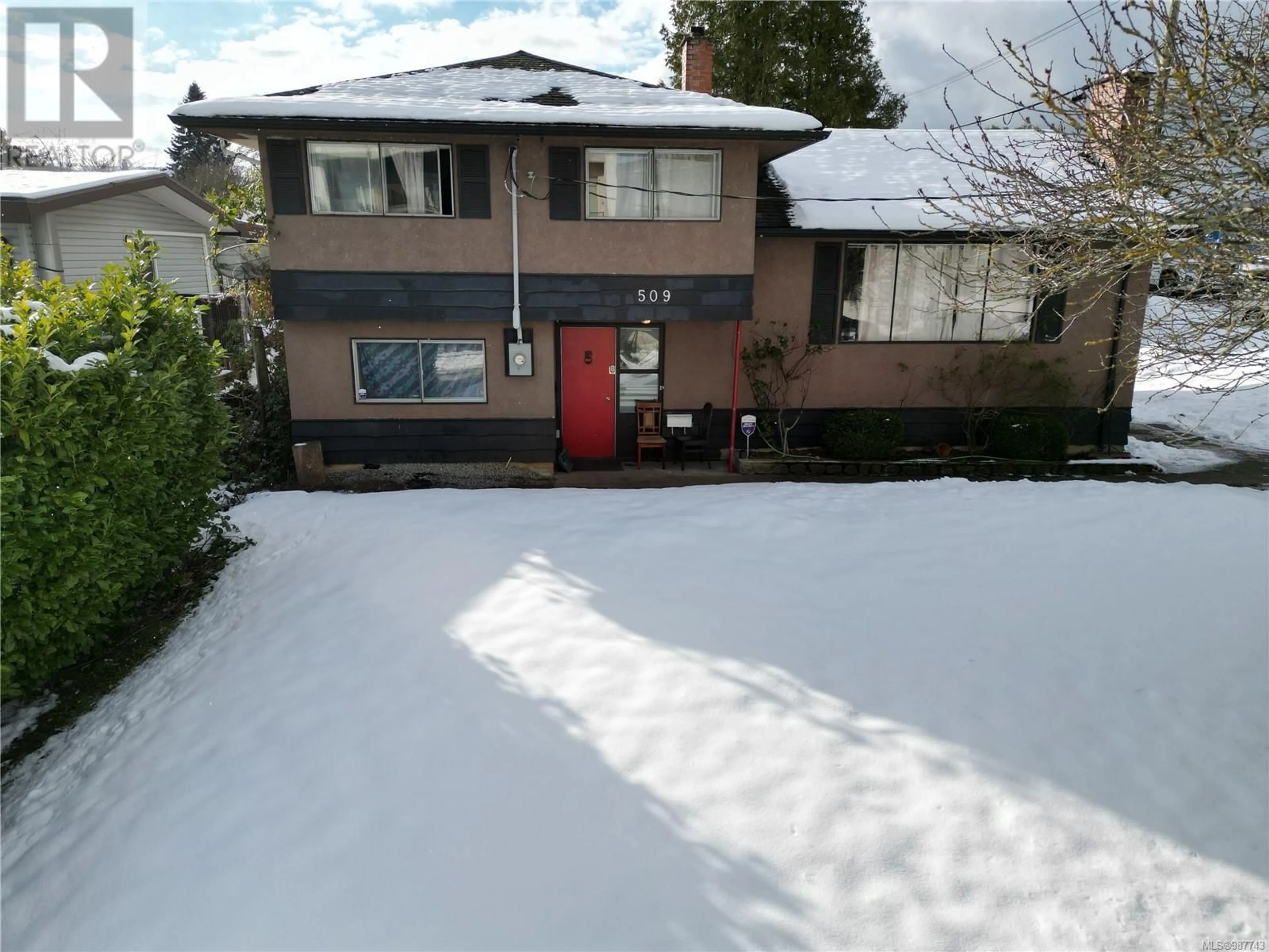 A pic from outside/outdoor area/front of a property/back of a property/a pic from drone, street for 509 Third St, Nanaimo British Columbia V9R1W7