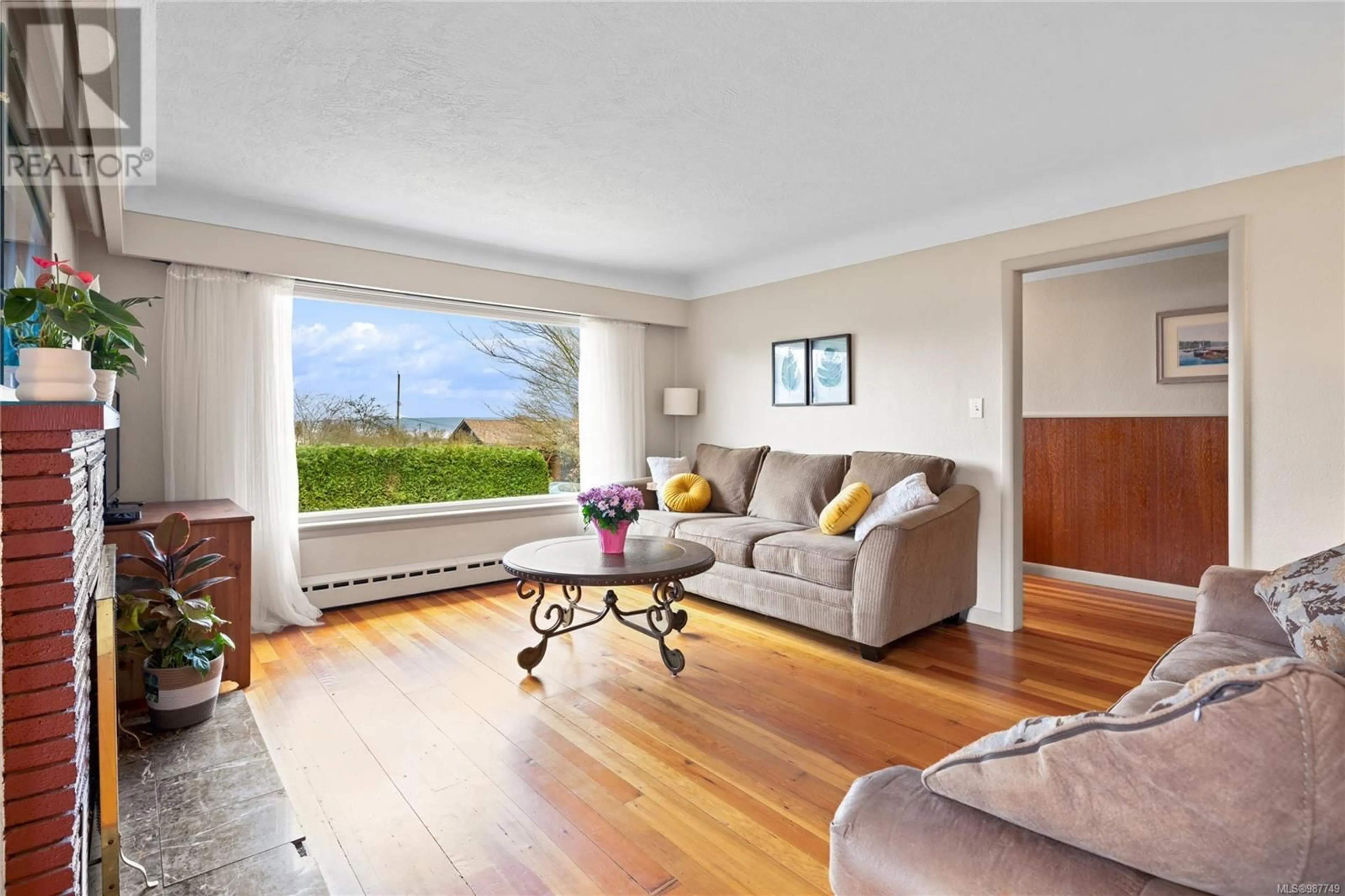 Living room with furniture, wood/laminate floor for 2936 ALDER St, Chemainus British Columbia V0R1K0