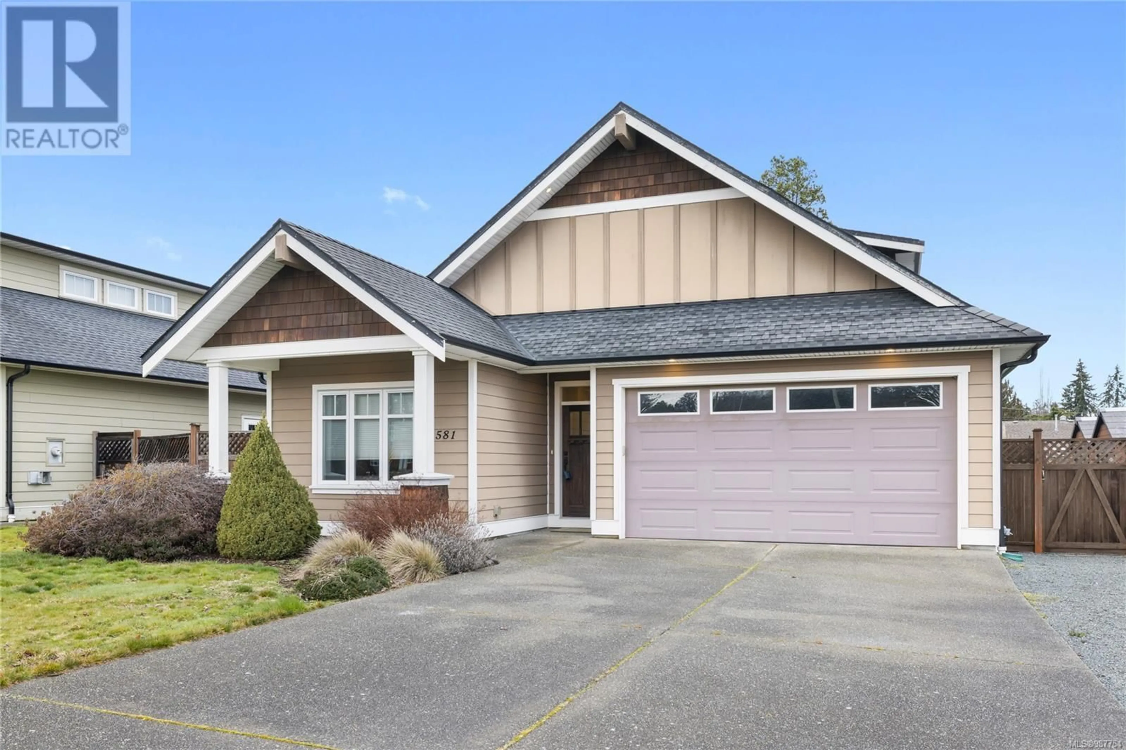 Home with vinyl exterior material, street for 581 DOEHLE AVENUE, Parksville British Columbia V9P1A3