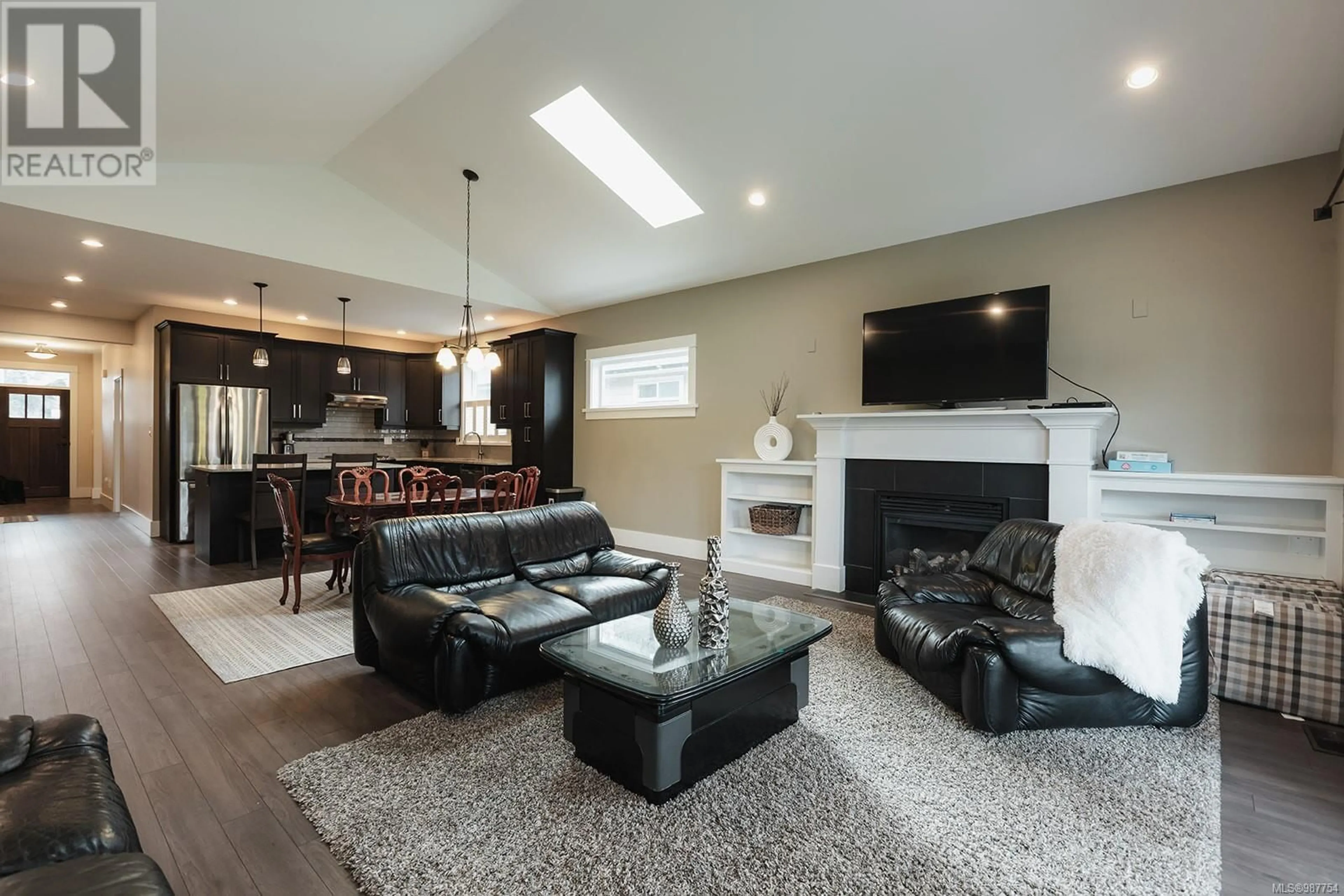 Living room with furniture, unknown for 581 DOEHLE AVENUE, Parksville British Columbia V9P1A3