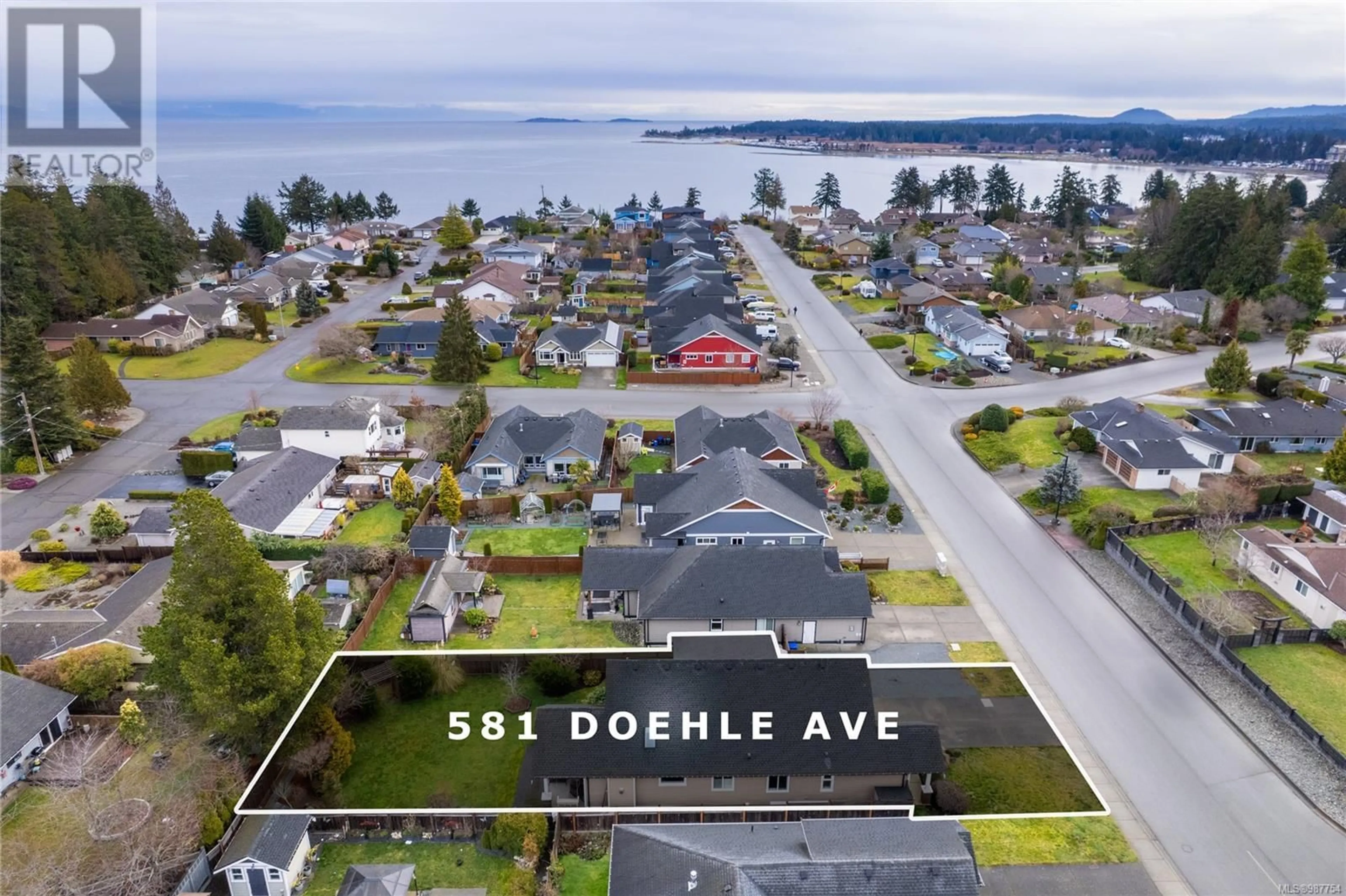 A pic from outside/outdoor area/front of a property/back of a property/a pic from drone, street for 581 Doehle Ave, Parksville British Columbia V9P1A3