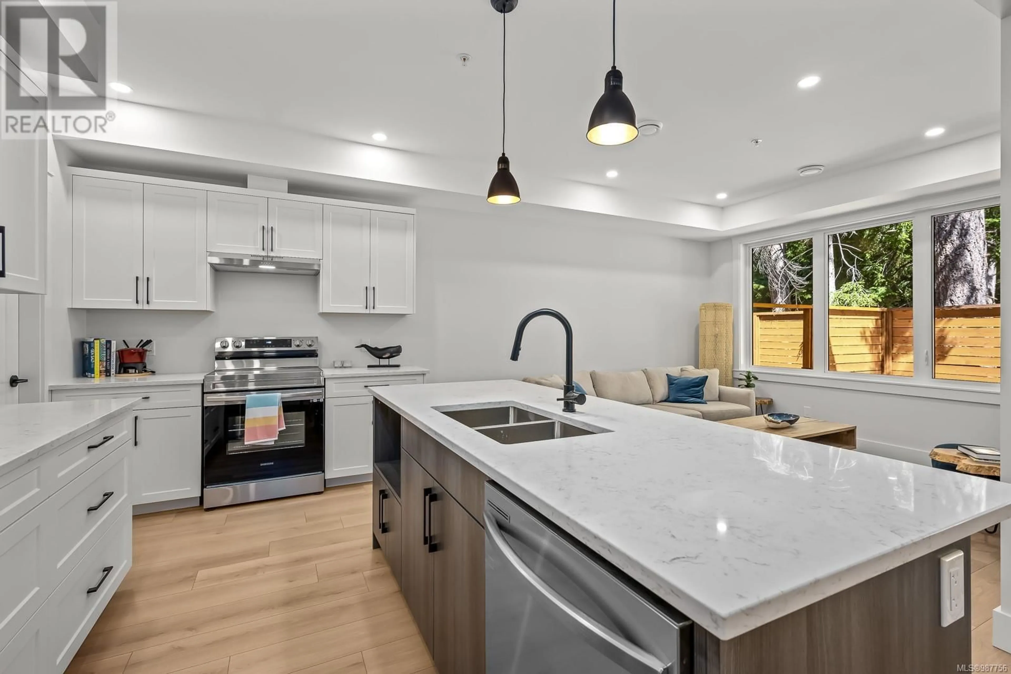 Open concept kitchen, ceramic/tile floor for 20 1090 Evergreen Rd, Campbell River British Columbia V9W3R9