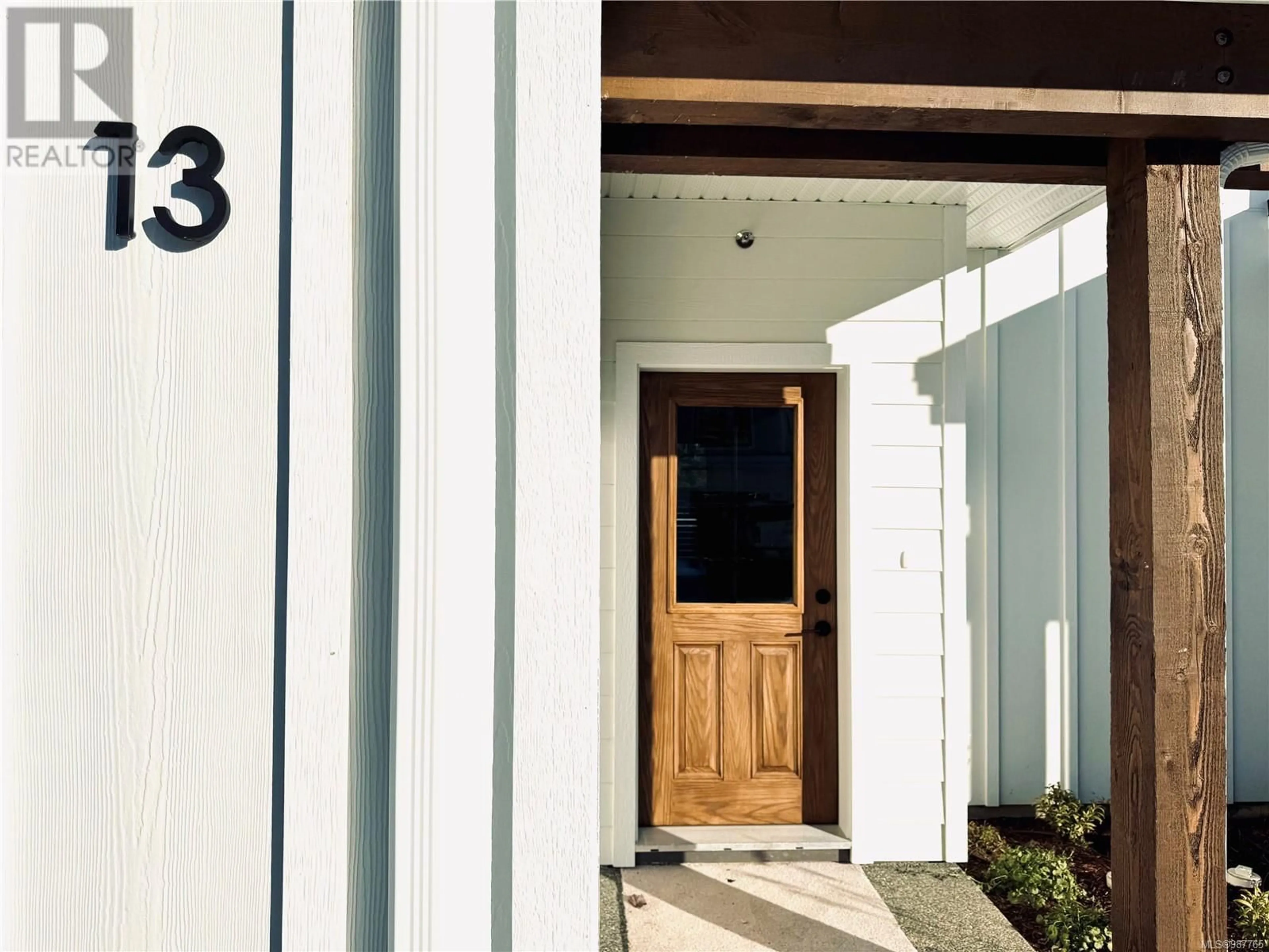 Indoor entryway for 13 1090 Evergreen Rd, Campbell River British Columbia V9W3R9