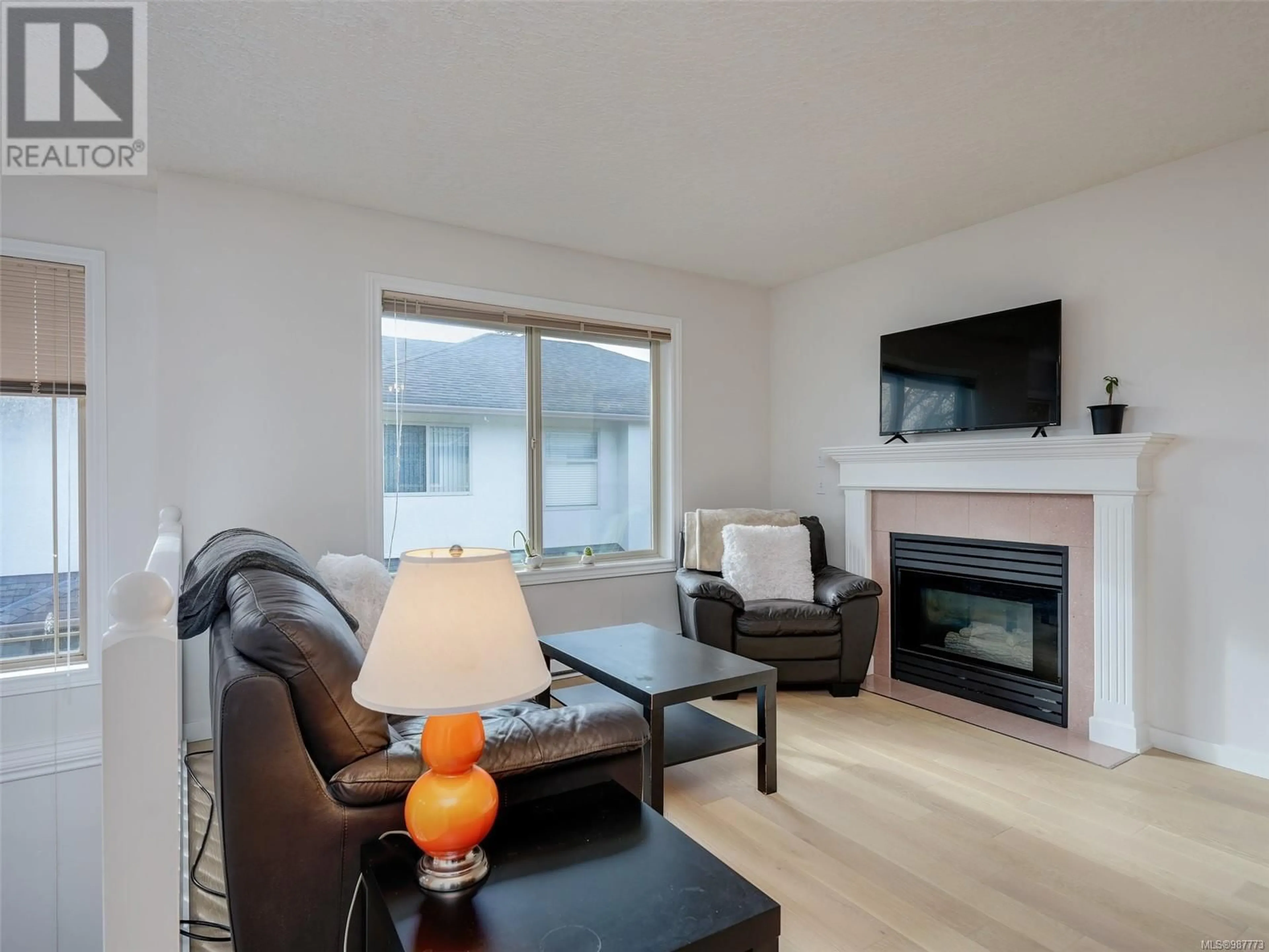 Living room with furniture, wood/laminate floor for 1 2720 Shelbourne St, Victoria British Columbia V8R4M2