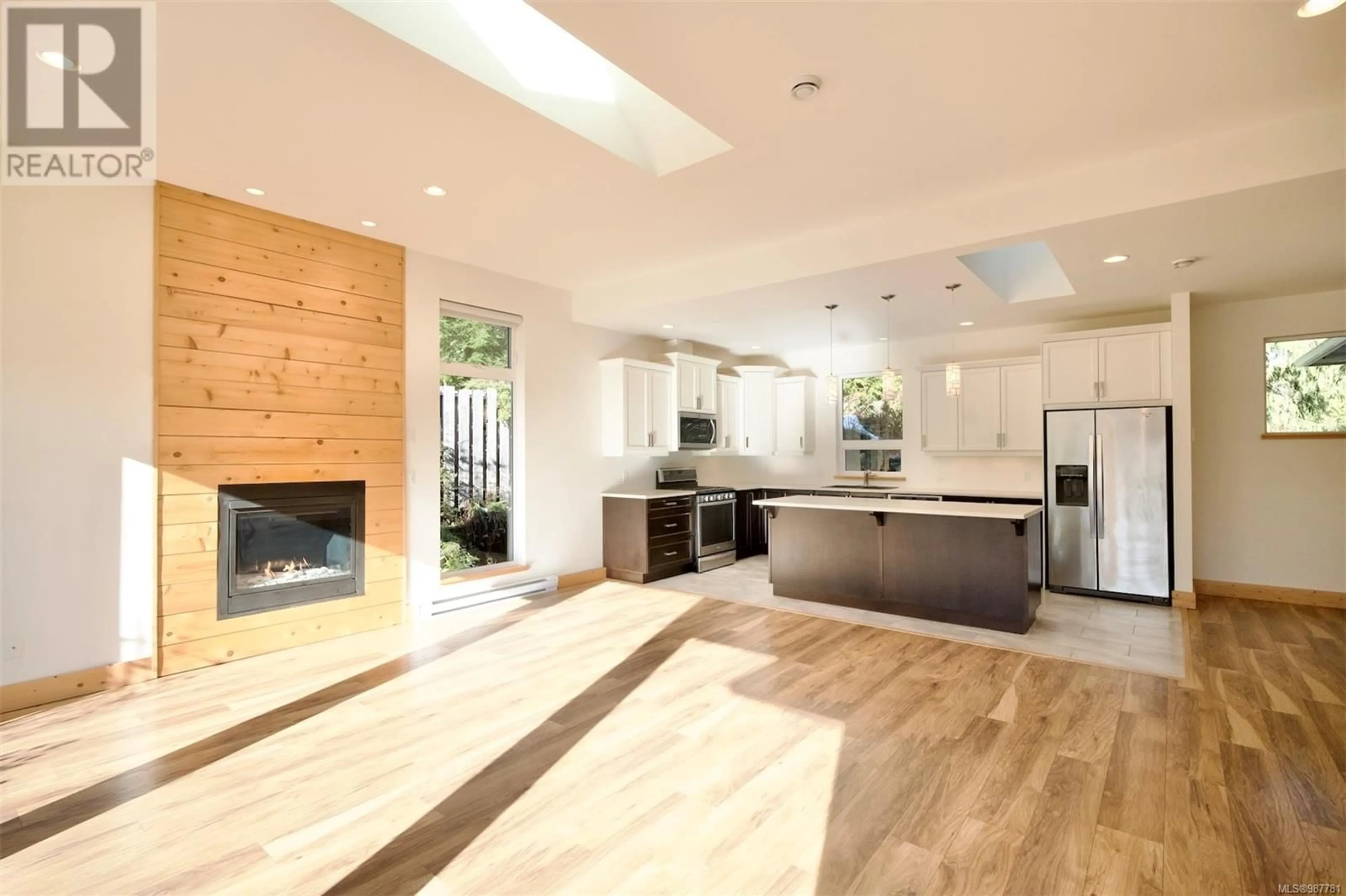 Open concept kitchen, wood/laminate floor for 642 Yew Wood Rd, Tofino British Columbia V0R2Z0