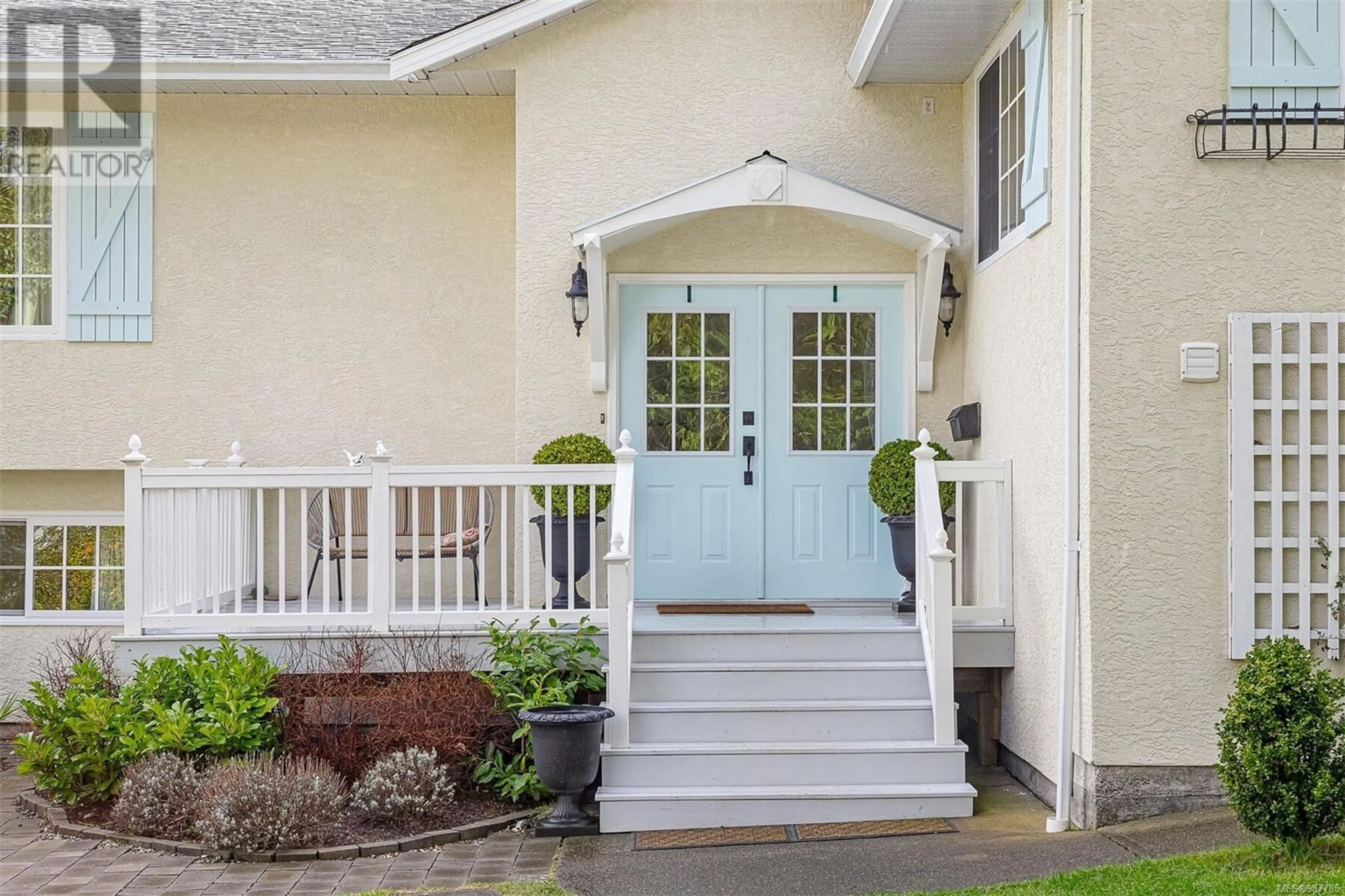 Indoor entryway for 1101 Darcy Lane, Saanich British Columbia V8Y1G1