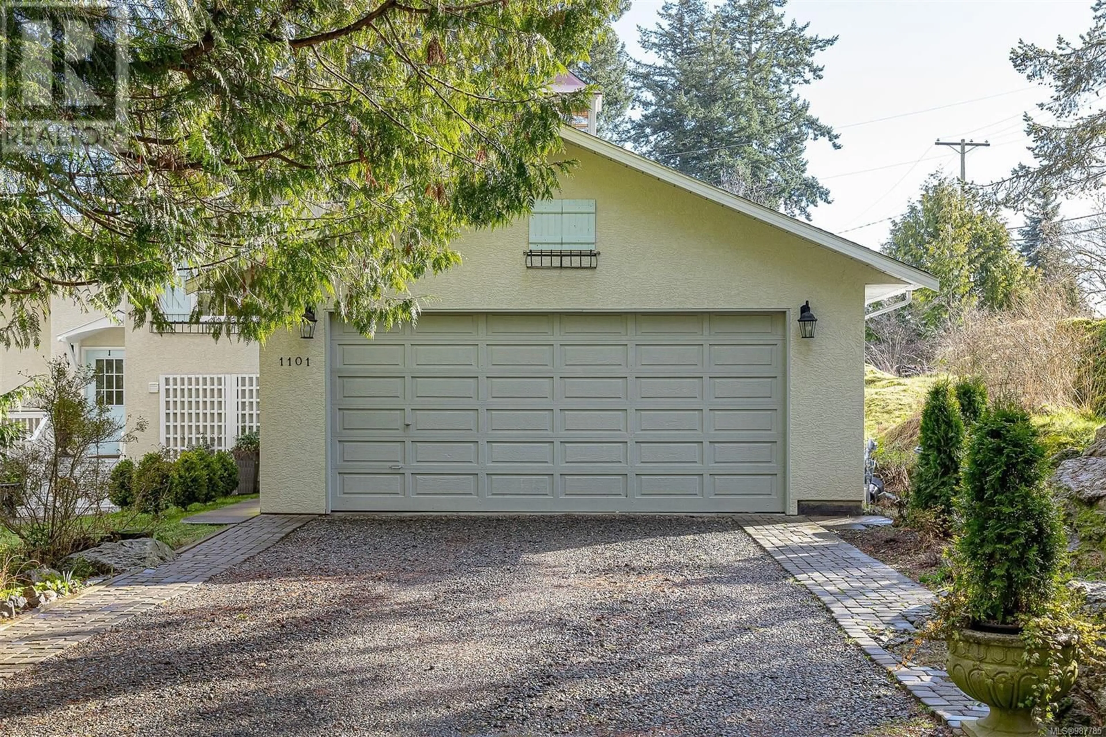 Indoor garage for 1101 Darcy Lane, Saanich British Columbia V8Y1G1