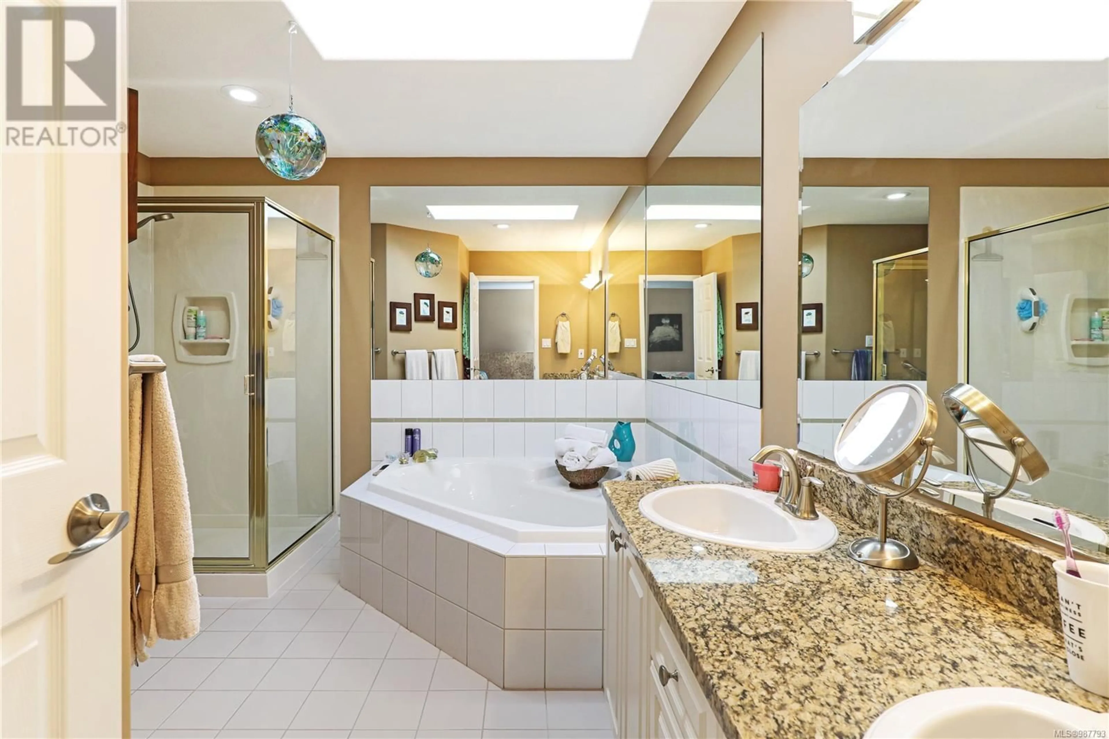 Contemporary bathroom, ceramic/tile floor for 20 3100 Kensington Cres, Courtenay British Columbia V9N8Z9