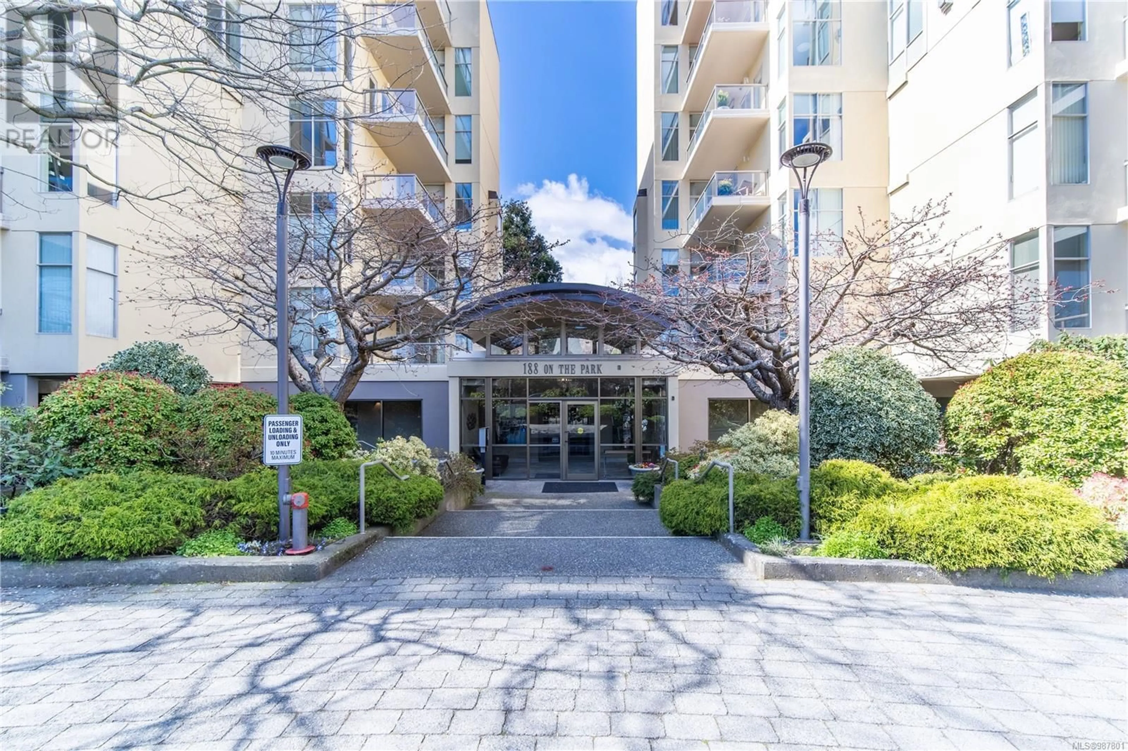 Indoor foyer for 210 188 Douglas St, Victoria British Columbia V8V2P1