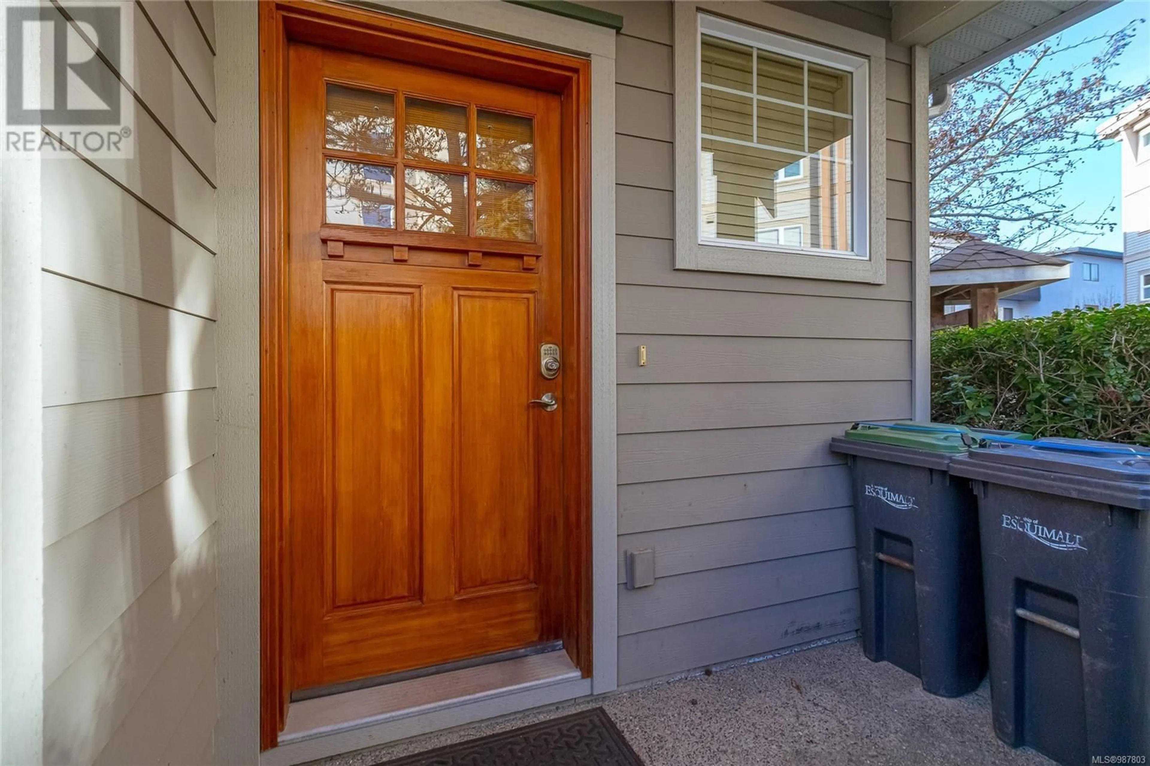 Indoor entryway for 1 1182 Colville Rd, Esquimalt British Columbia V9A4P7