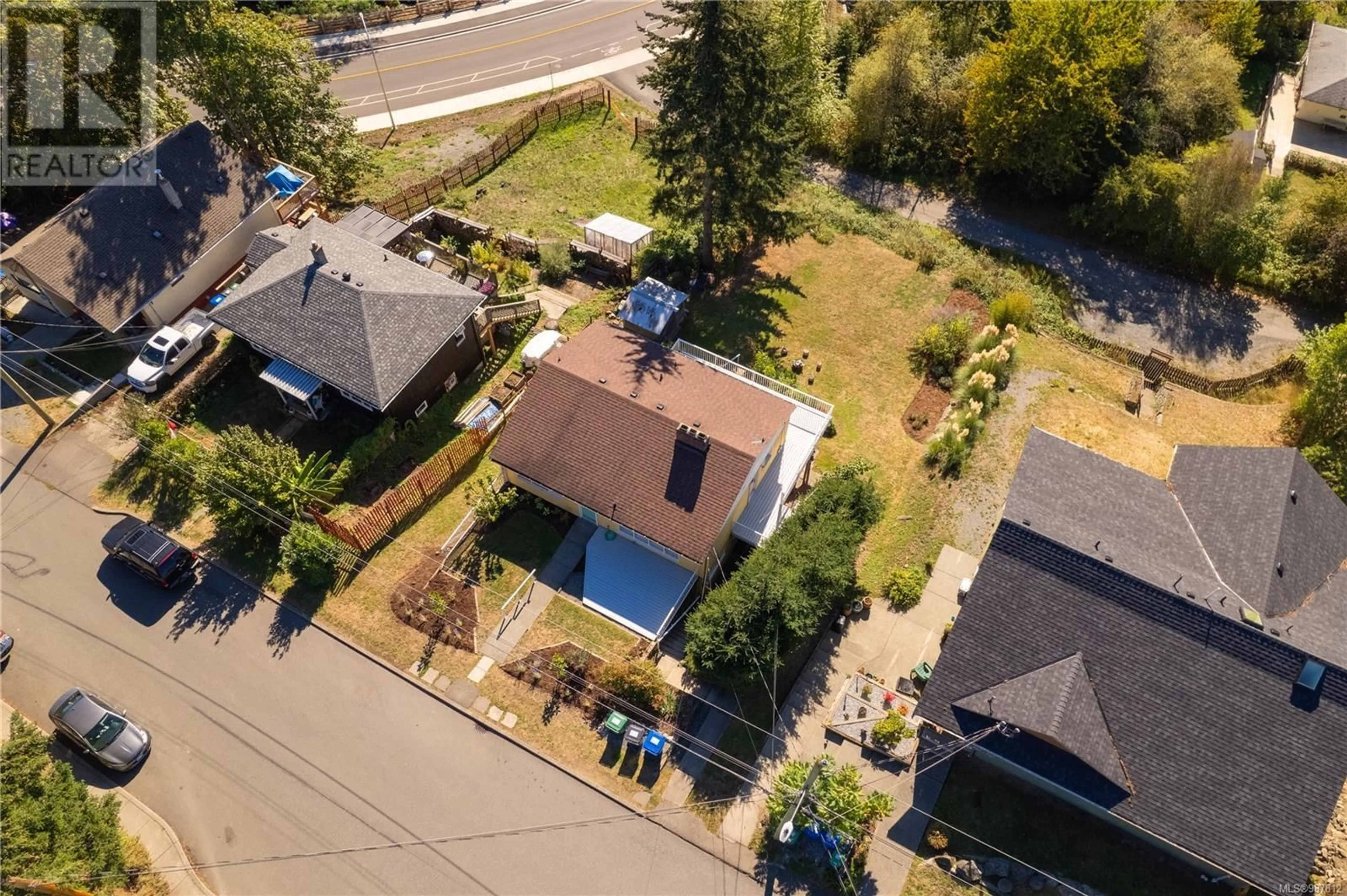 A pic from outside/outdoor area/front of a property/back of a property/a pic from drone, street for 465 Machleary St, Nanaimo British Columbia V9R2H1