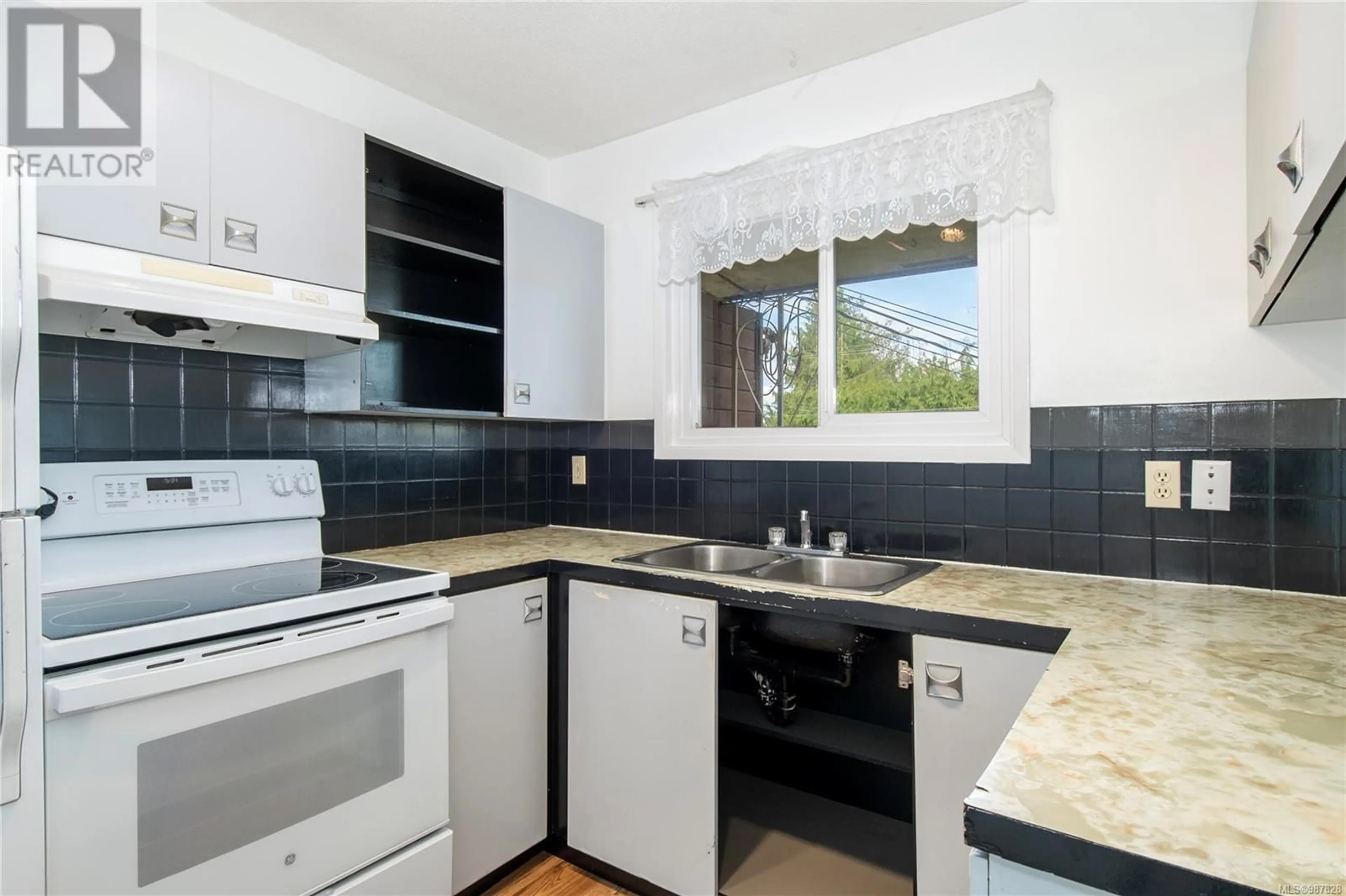 Standard kitchen, ceramic/tile floor for 1869 CHEVIOT ROAD, Campbell River British Columbia V9W4E2