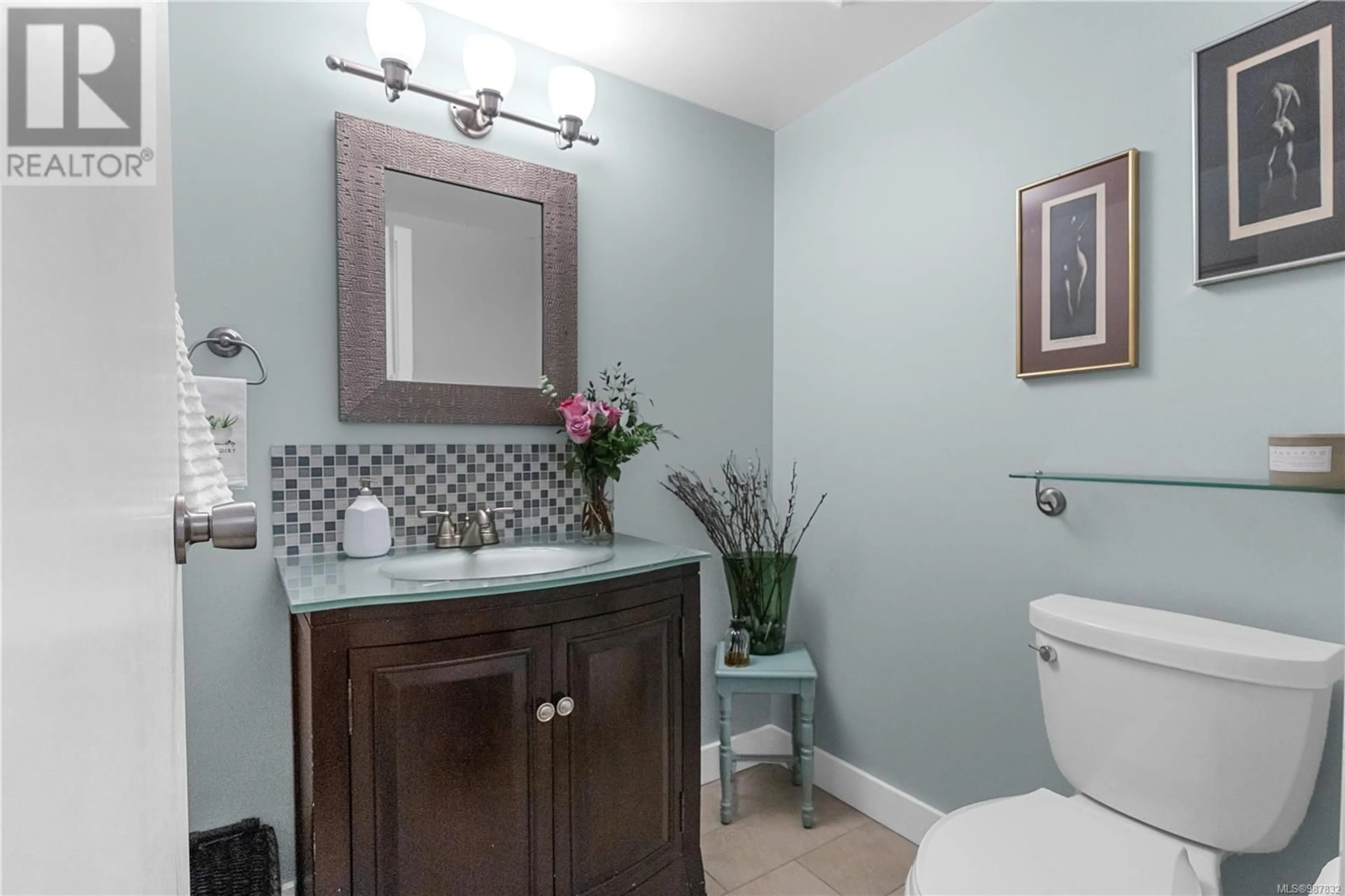 Standard bathroom, ceramic/tile floor for 302 1120 Fairfield Rd, Victoria British Columbia V8V3A7