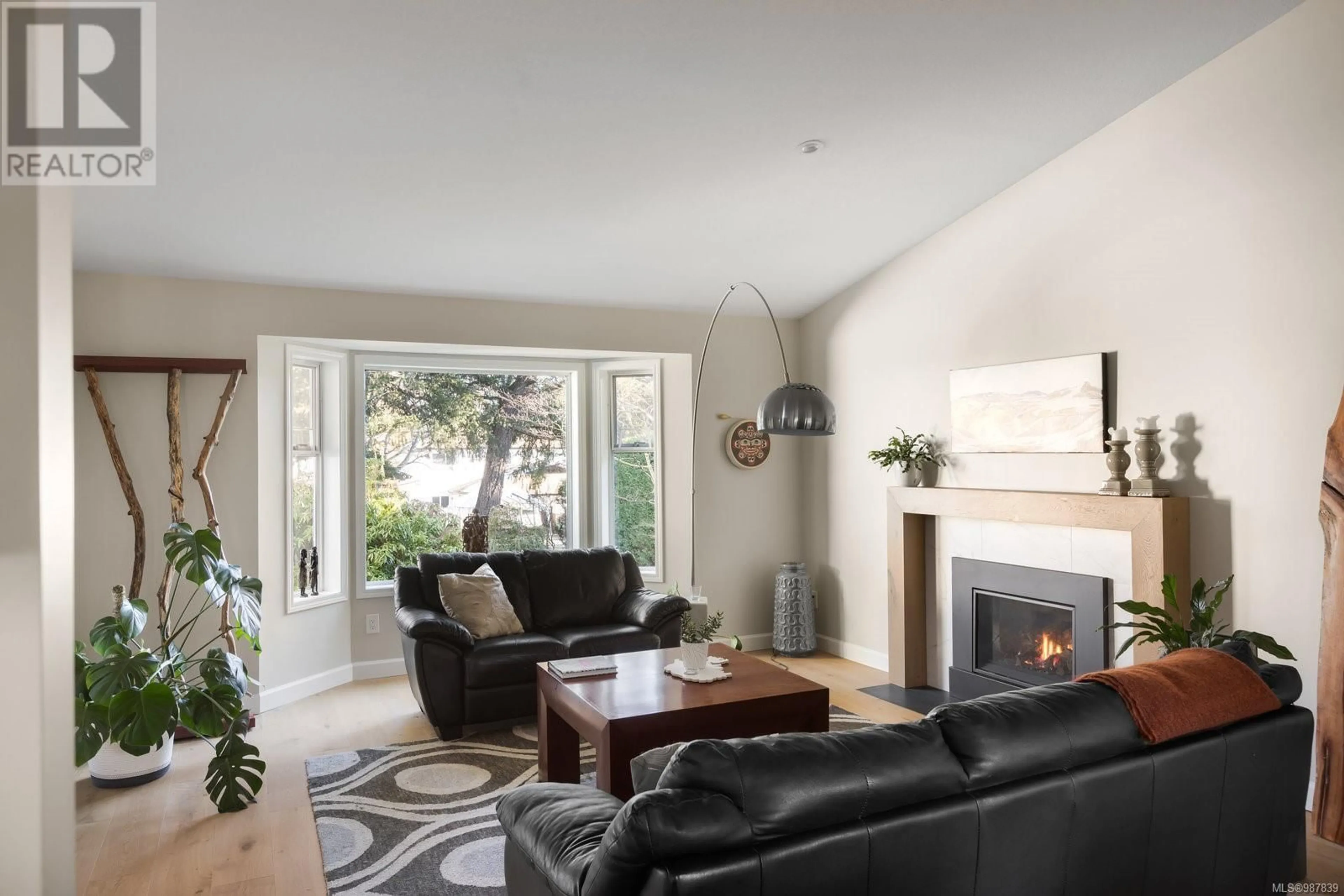 Living room with furniture, wood/laminate floor for 881 Violet Ave, Saanich British Columbia V8Z2R7