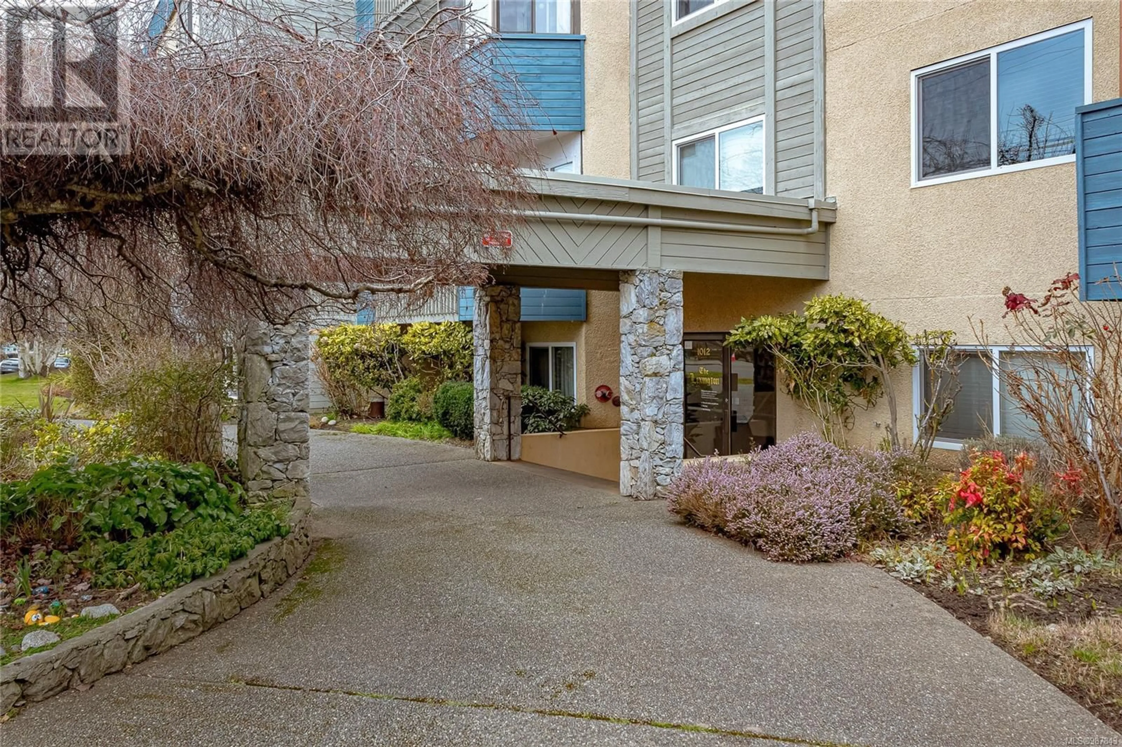 Indoor foyer for 402 1012 Collinson St, Victoria British Columbia V8V3C1