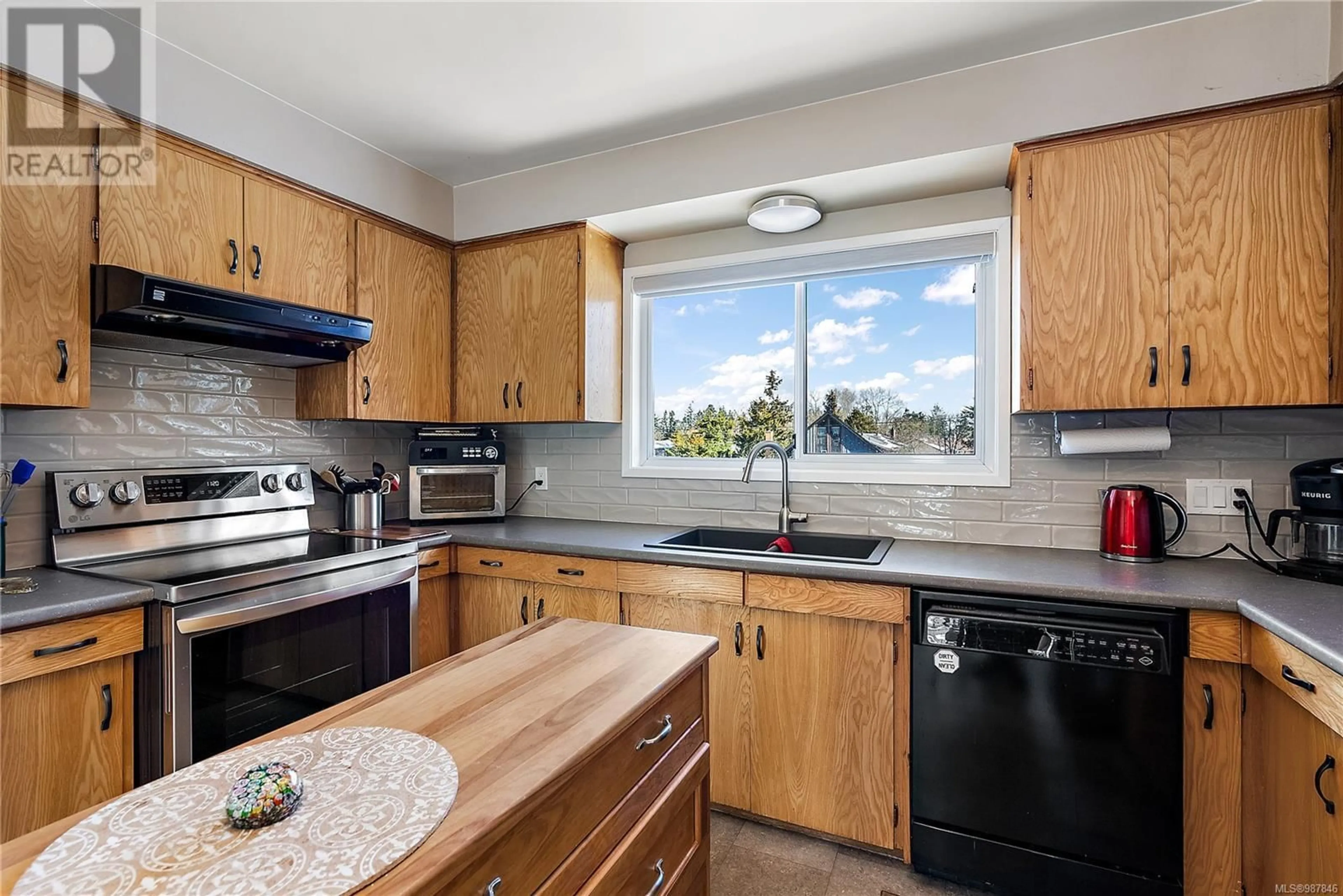 Standard kitchen, unknown for 9202 Rideau Ave, North Saanich British Columbia V8L1E8