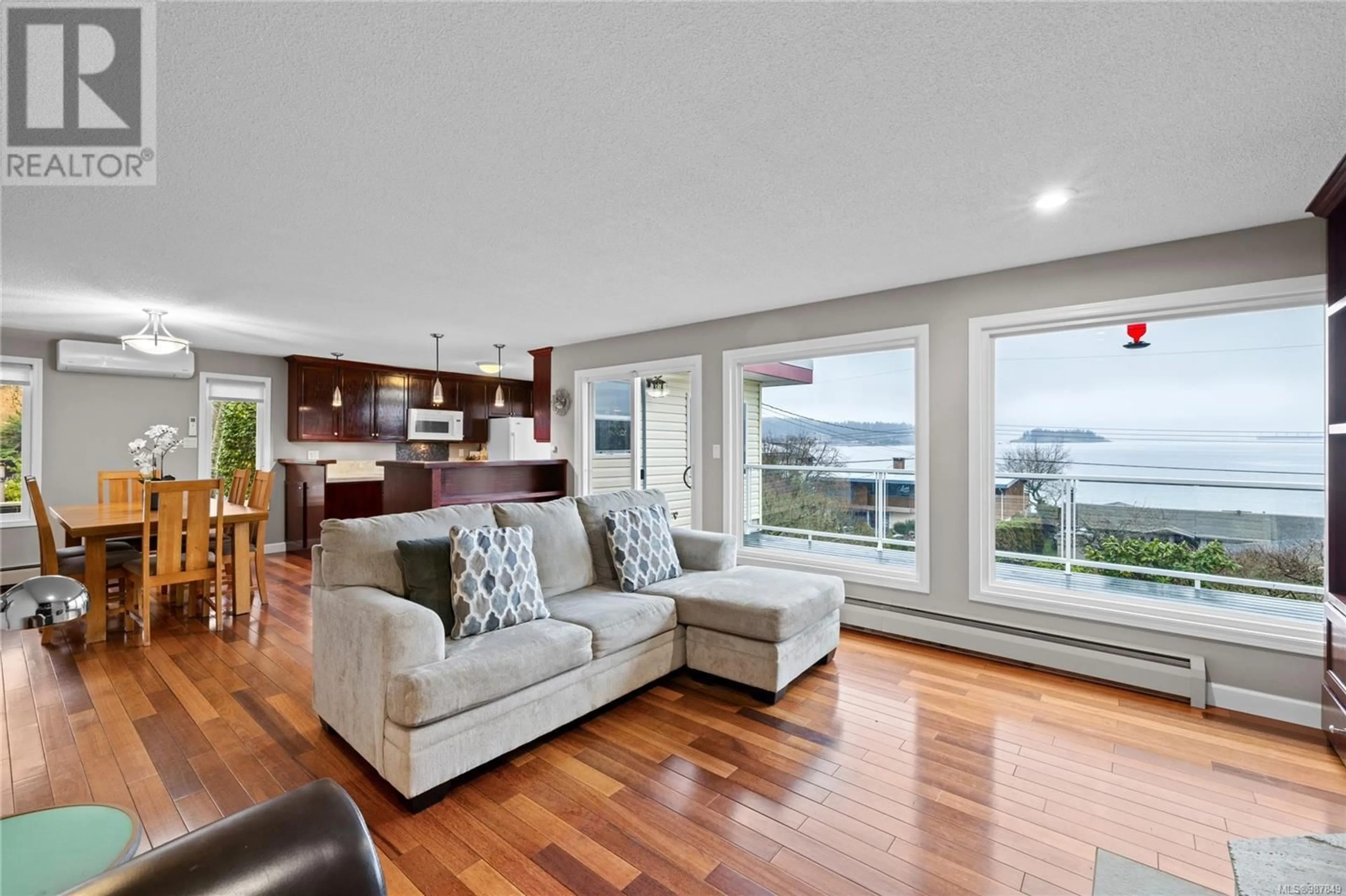 Living room with furniture, wood/laminate floor for 2645 Randle Rd, Nanaimo British Columbia V9S3X3