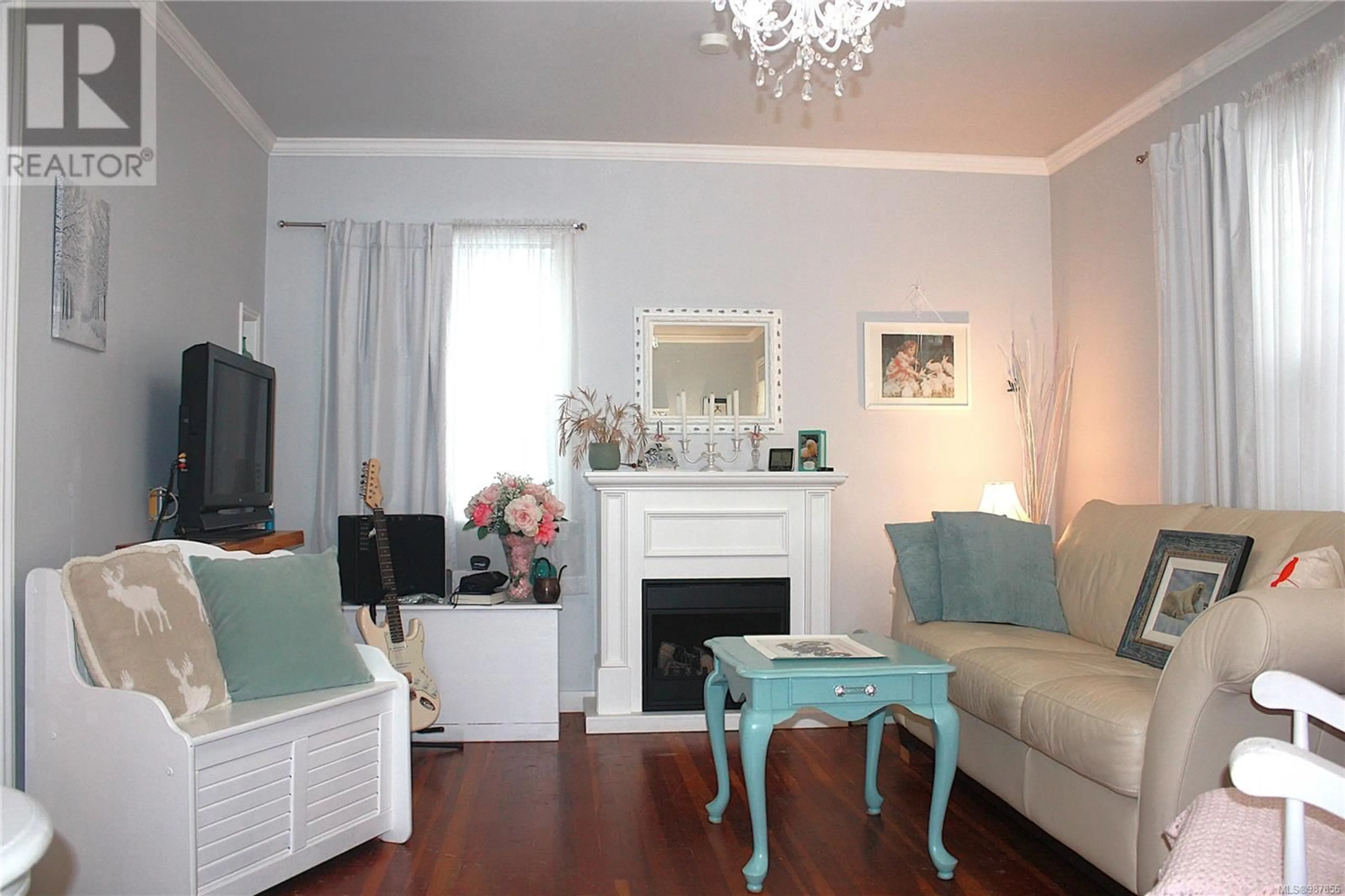 Living room with furniture, wood/laminate floor for 2439 10TH AVENUE, Port Alberni British Columbia V9Y2P6