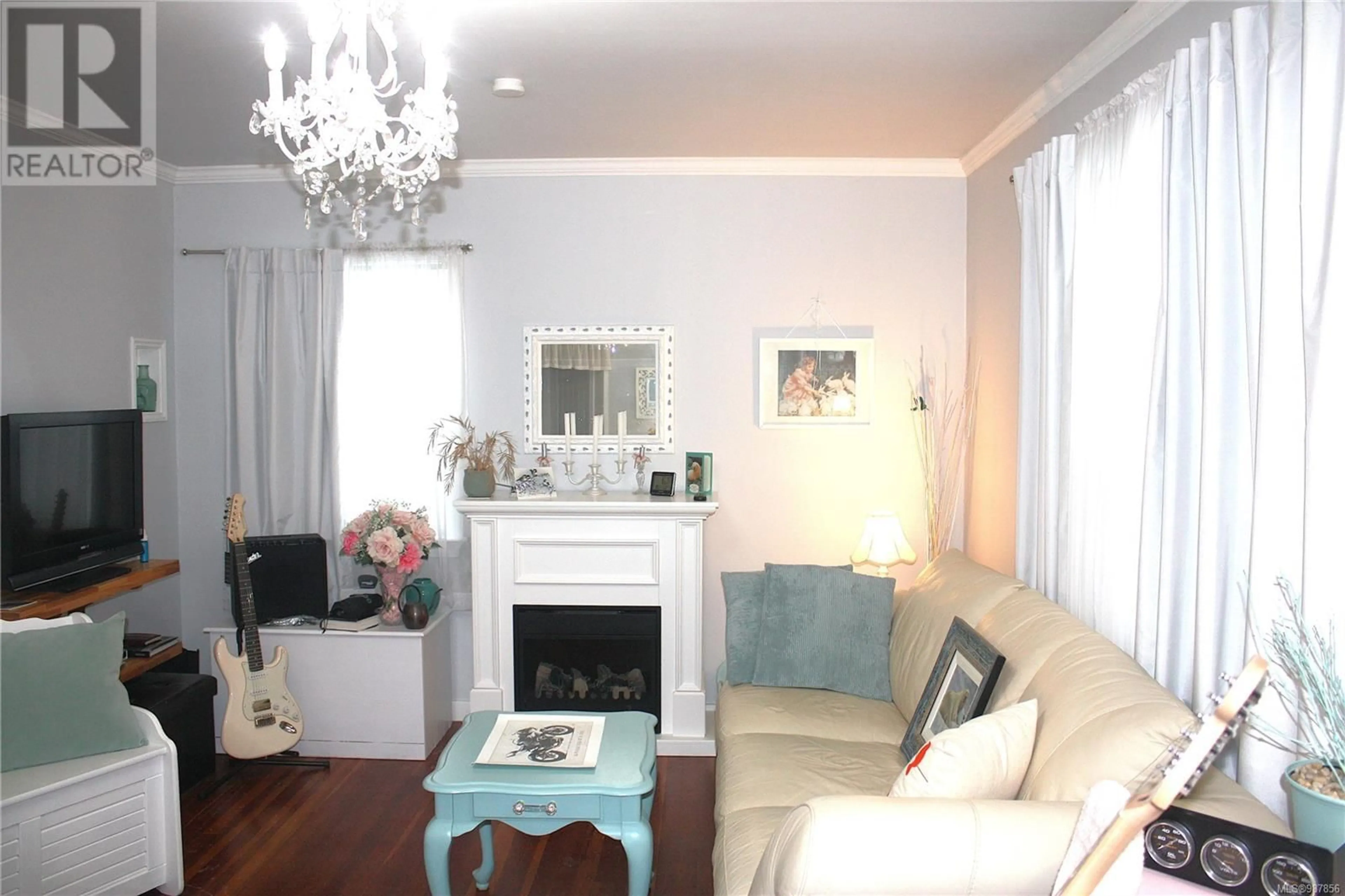 Living room with furniture, wood/laminate floor for 2439 10TH AVENUE, Port Alberni British Columbia V9Y2P6