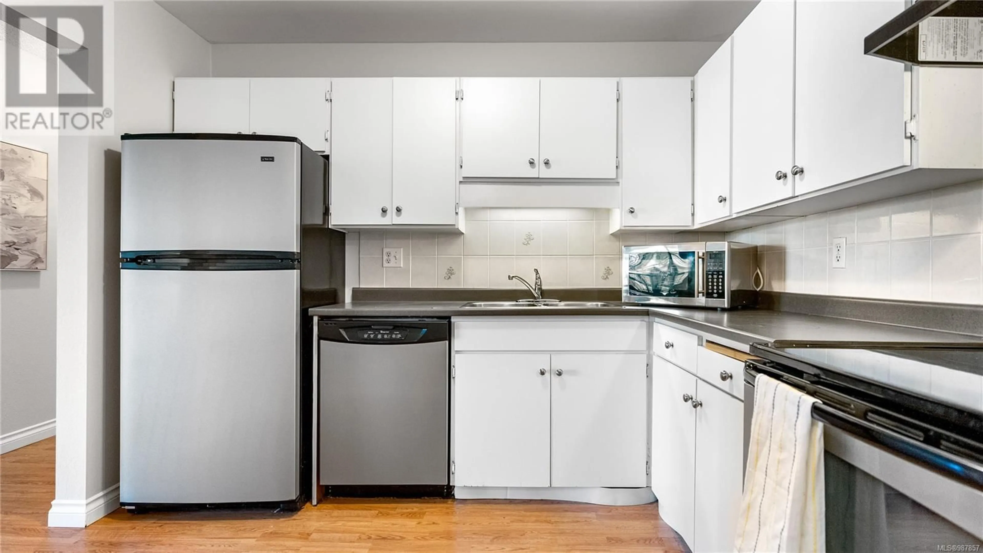 Standard kitchen, unknown for 403 1665 Oak Bay Ave, Victoria British Columbia V8R1B5