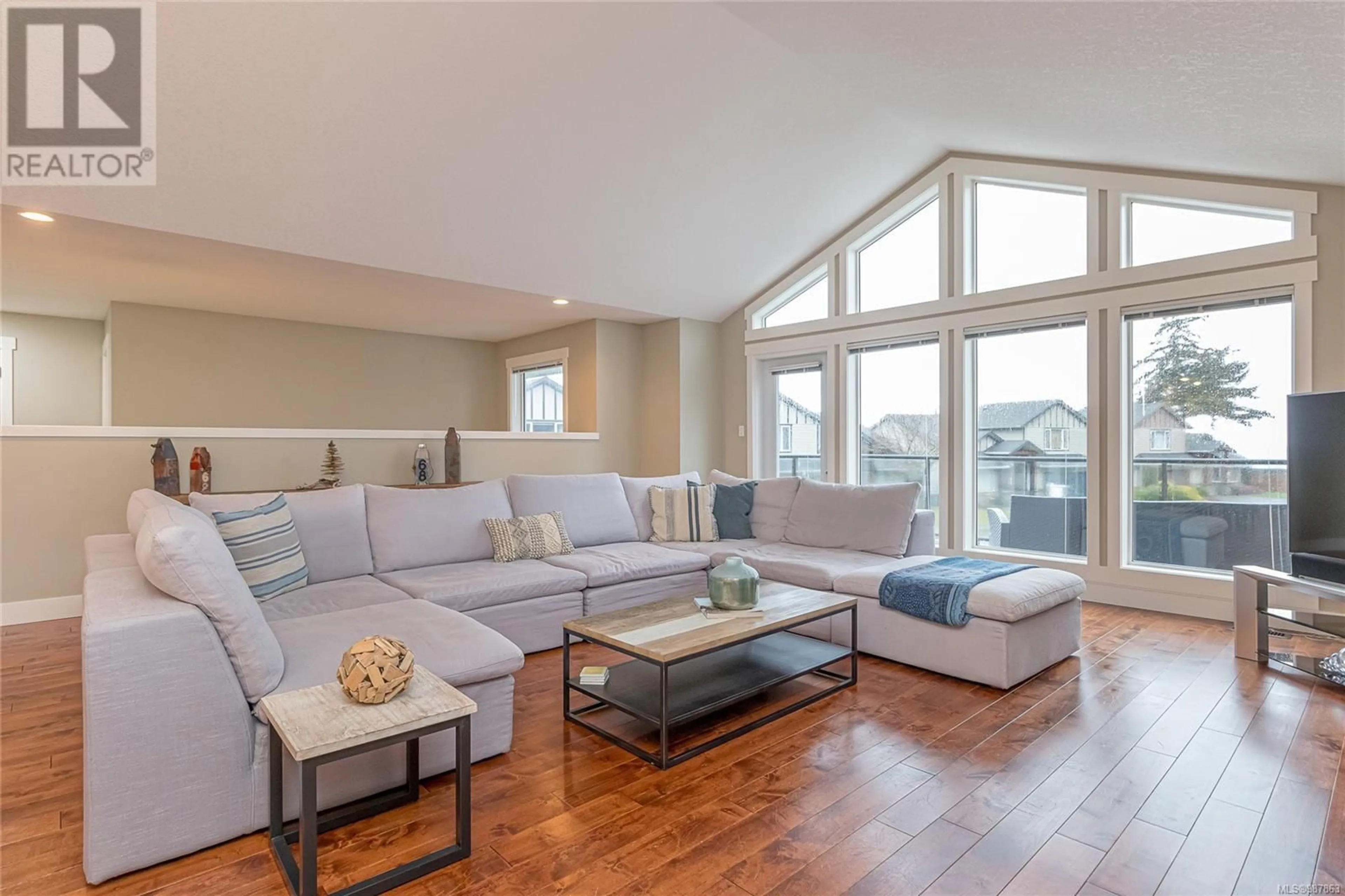 Living room with furniture, wood/laminate floor for 5 4320 Garrod Rd, Bowser British Columbia V0R1G0